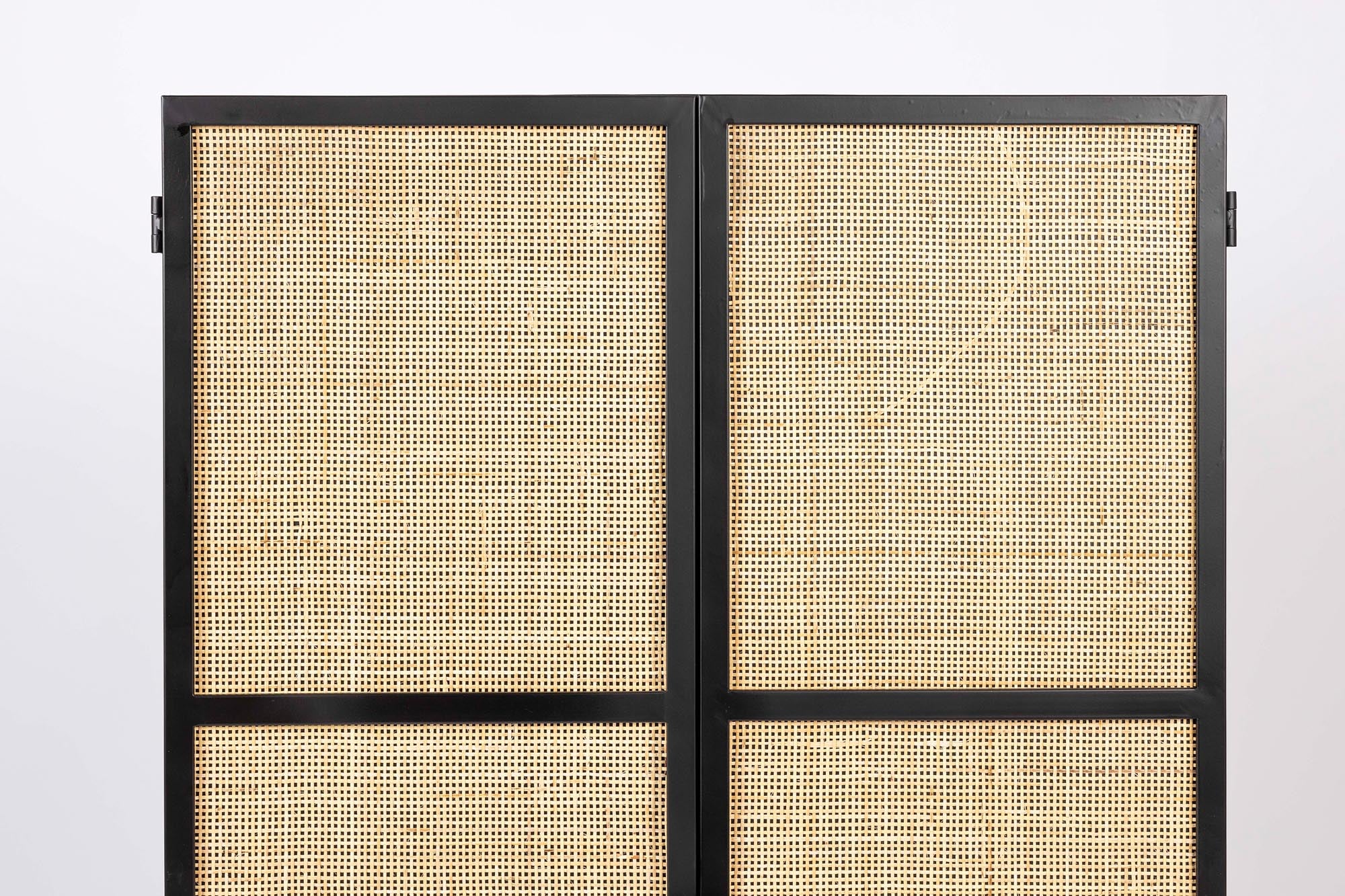 Stylisches 2-türiges Cabinet Guuji High von White Label Living. Bietet eleganten Stauraum und passt perfekt in moderne Wohnräume.
