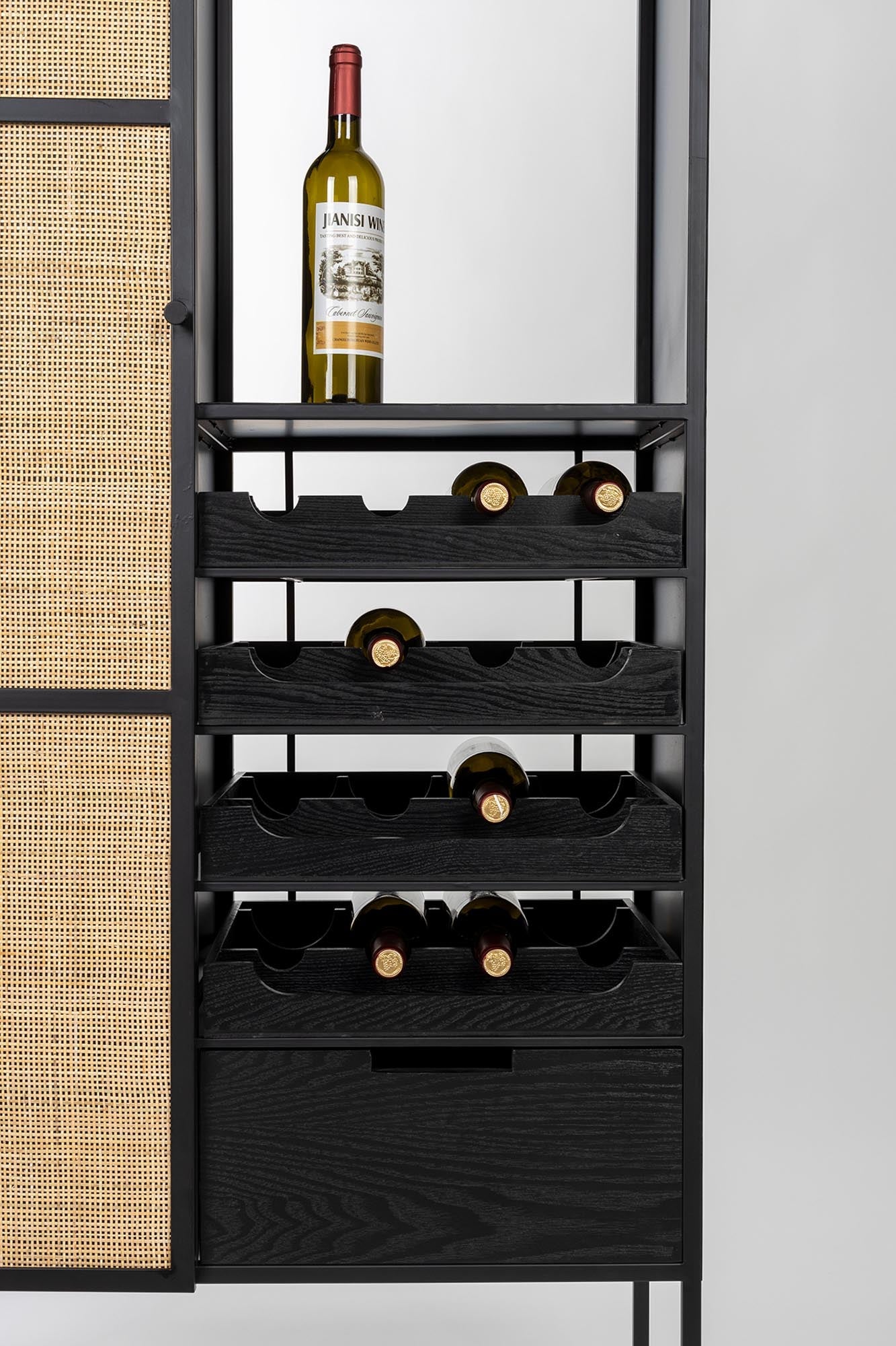 Elegantes Guuji High Weinregal: Perfekte Präsentation Ihrer Weine.
