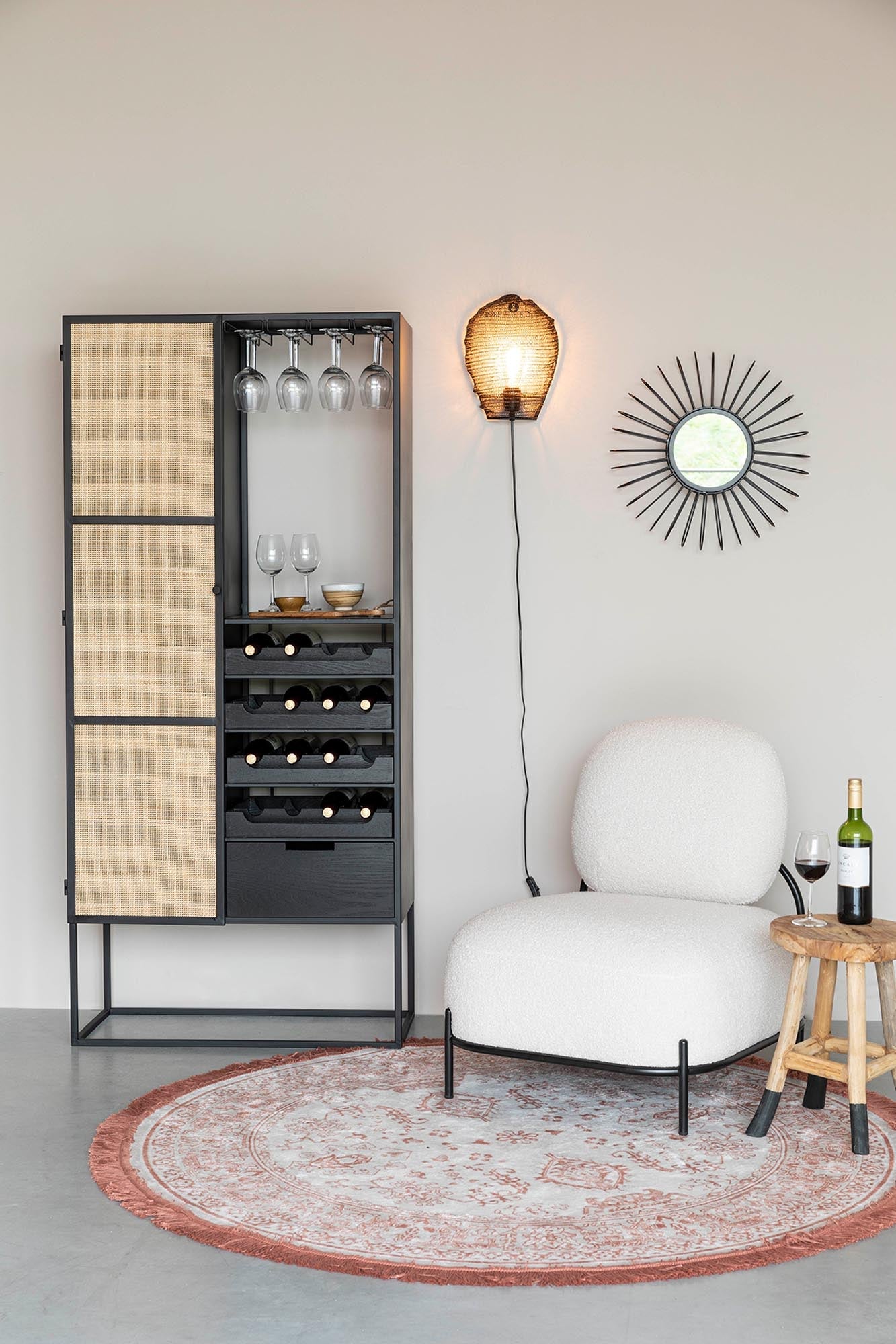 Elegantes Weinregal Guuji High: Robuste Konstruktion, modernes Design, ideal für stilvolle Weinlagerung.