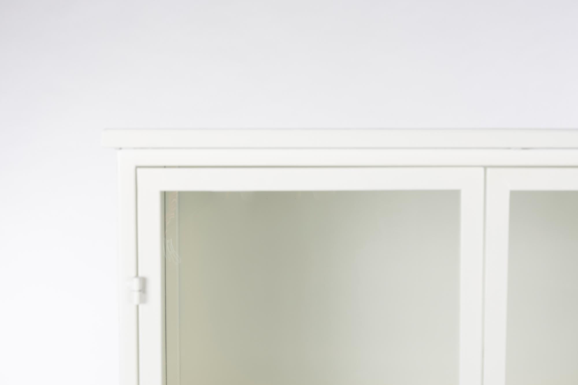 Stilvolles Cabinet MIYA HIGH: 2 Türen, zeitloses Design, robuster Stauraum. Masse: 68x35x150cm. Ideal für Ordnung und Dekor.