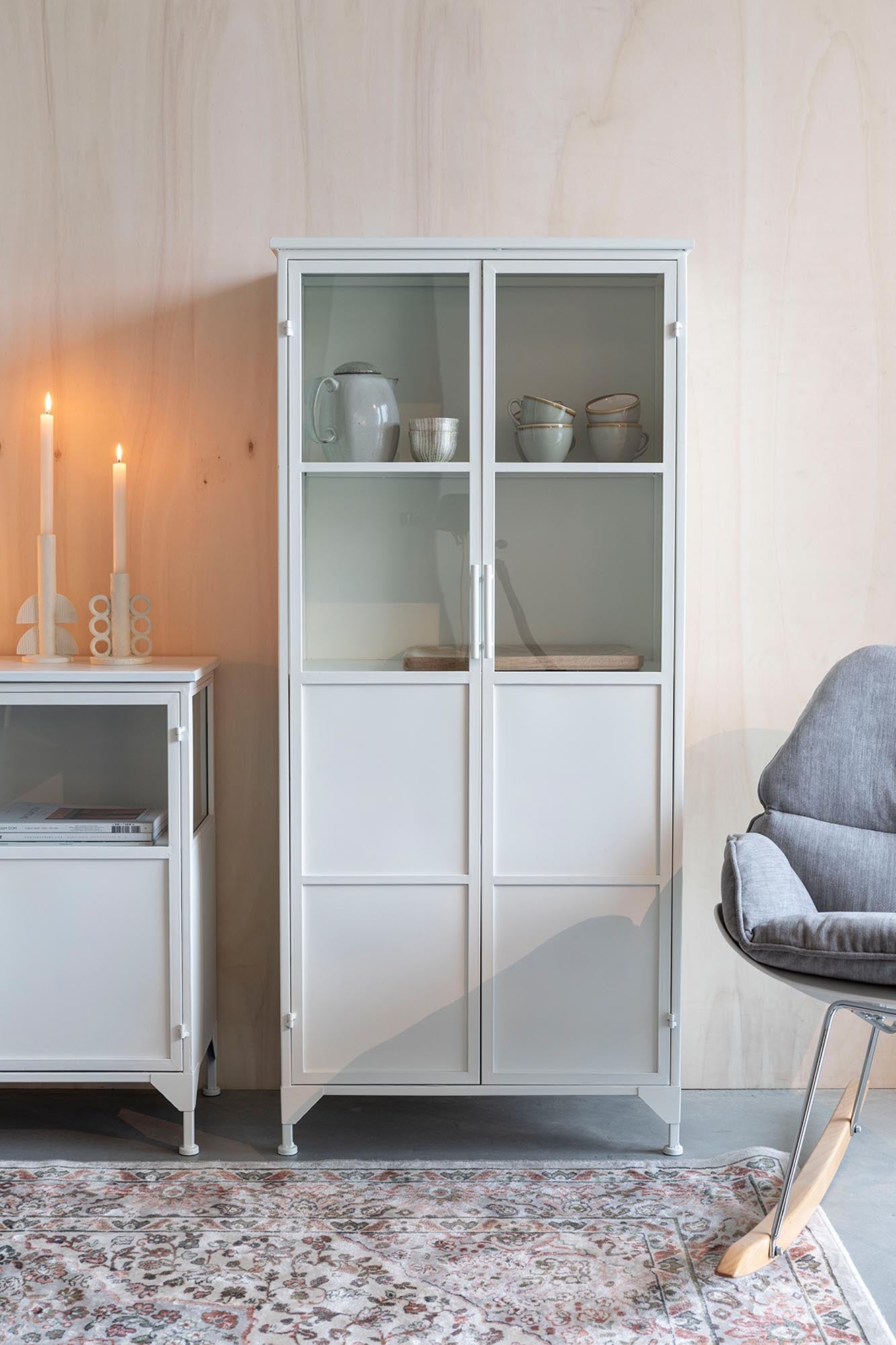 Entdecken Sie das elegante Cabinet MIYA HIGH mit 2 Türen. Perfekte Kombination aus Stauraum und Stil. Maße: 68x35x150cm. Ideal für Ihr Zuhause!