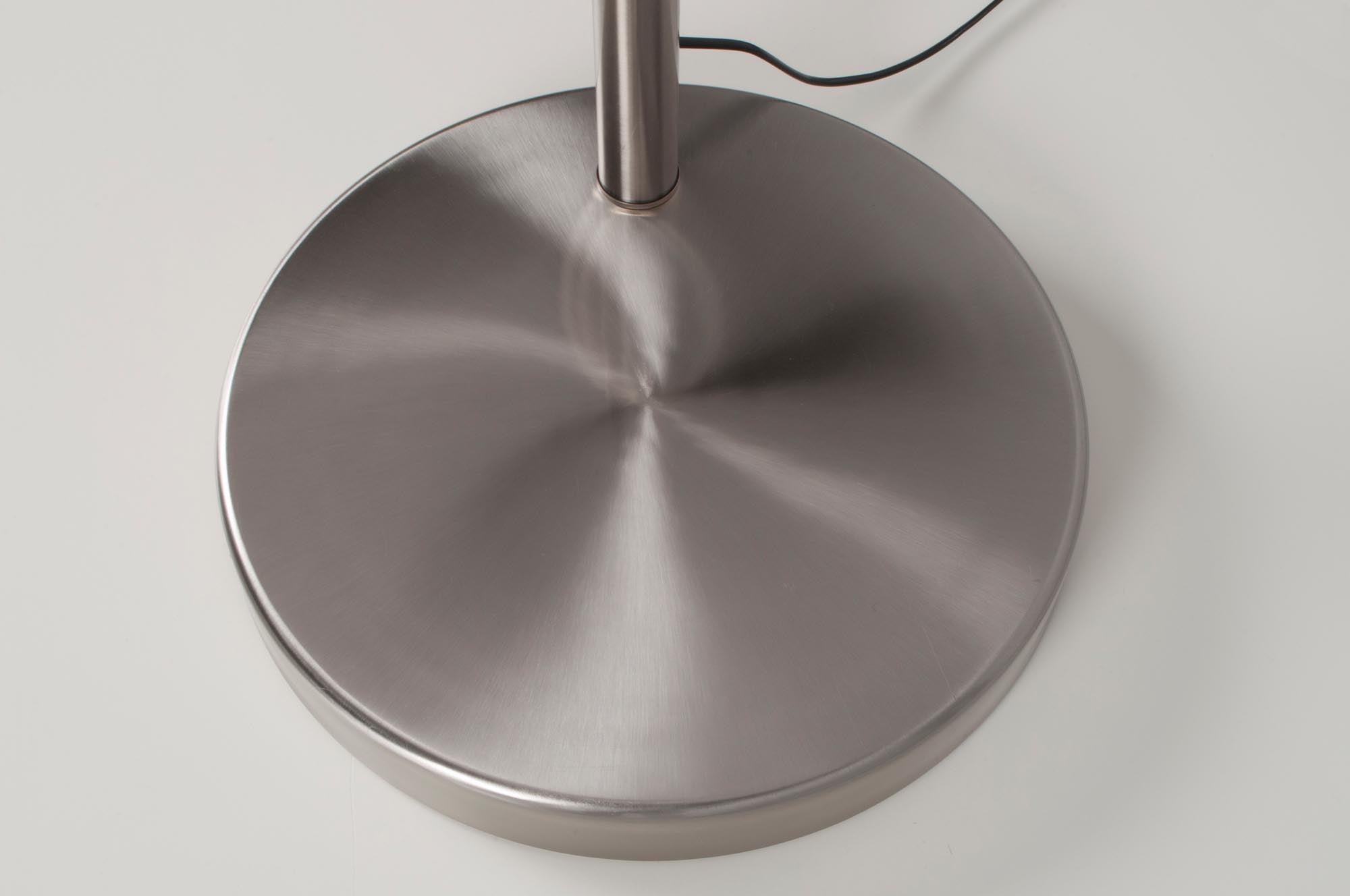 Elegante Stehleuchte Bow von White Label Living – ein zeitloses Lichtobjekt, das jedem Raum einen Hauch von Stil verleiht.