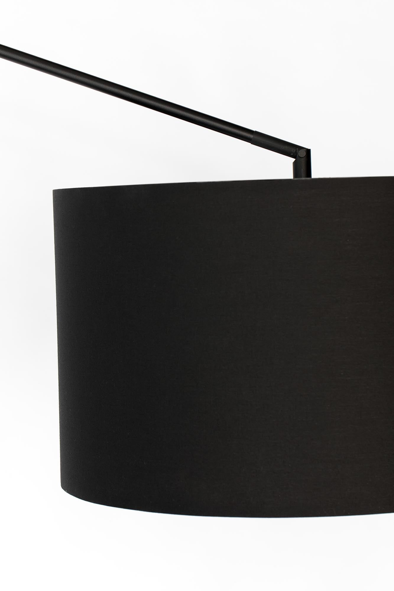 Die TOKIO Stehleuchte von White Label Living: Modernes Design, verstellbarer Kopf, hochwertige Materialien, stabile Basis.