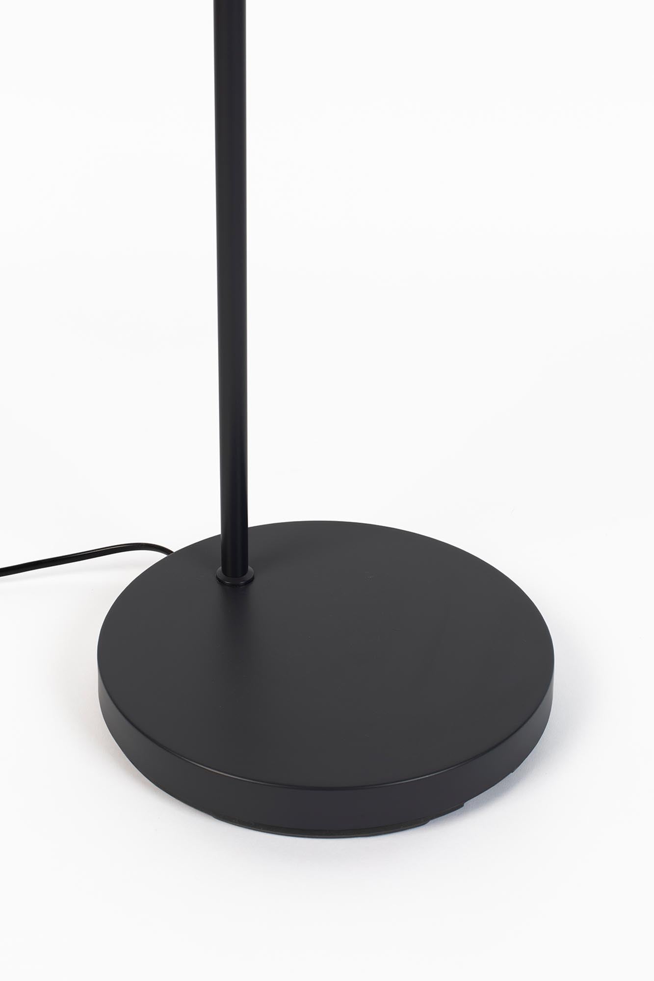 Entdecken Sie die stilvolle Stehleuchte HAJO von White Label Living – ein elegantes Wohnaccessoire mit hochwertigem Metallgestell und warmem Licht.