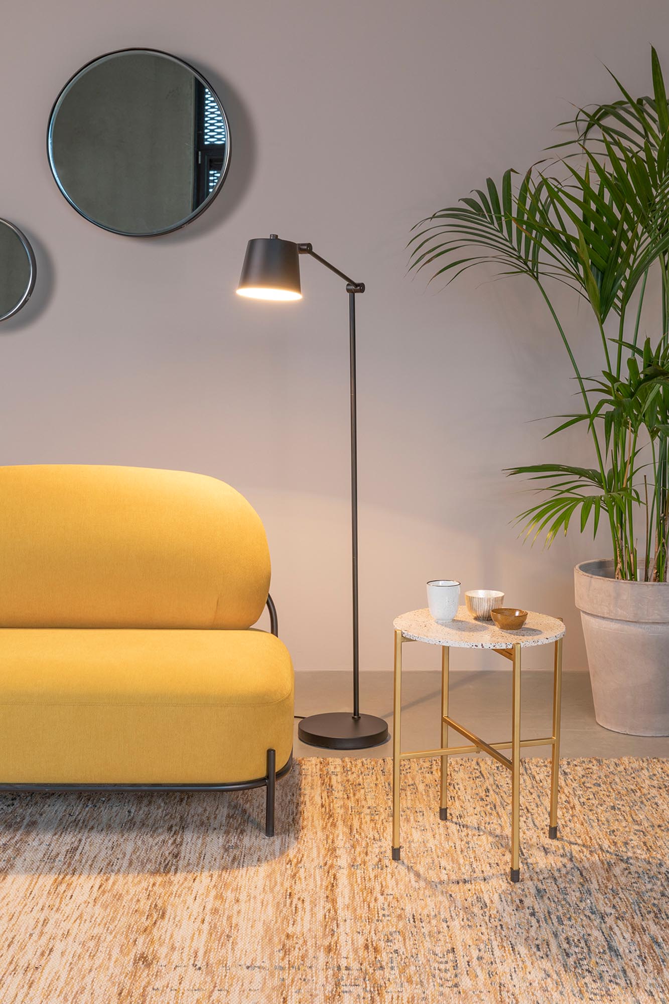Verleihen Sie Ihrem Raum mit der Stehleuchte HAJO von White Label Living einen modernen Akzent. Ihr elegantes Design und die sanfte Beleuchtung schaffen eine einladende Atmosphäre.
