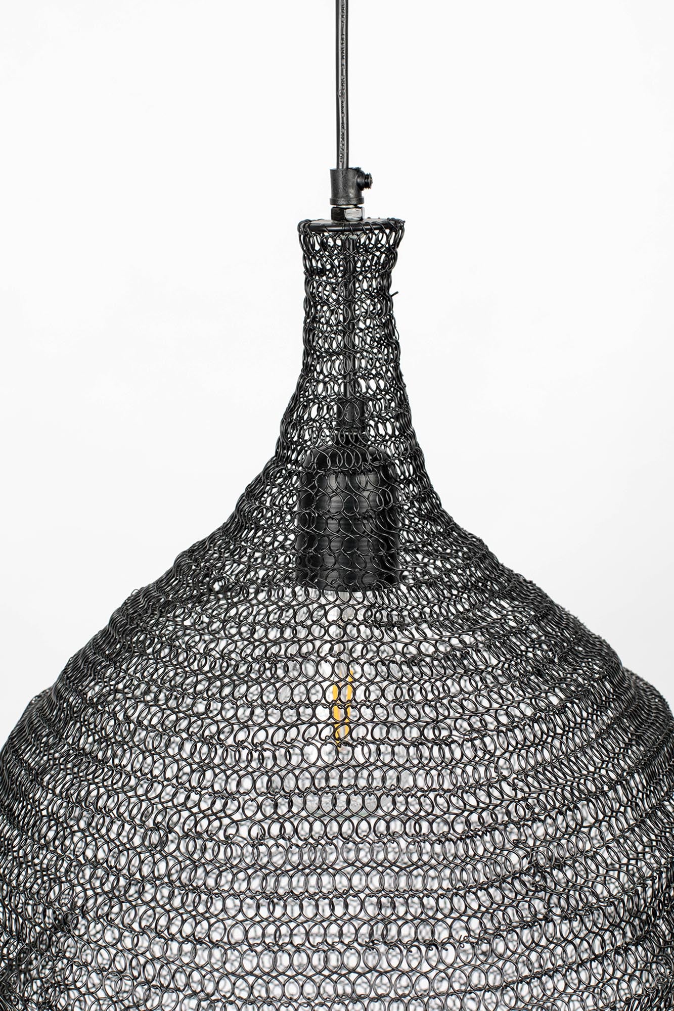 Pendelleuchte Lena von White Label Living: Stilvolle Lichtquelle, die jedem Raum eine moderne Note verleiht und für gemütliche Atmosphäre sorgt.