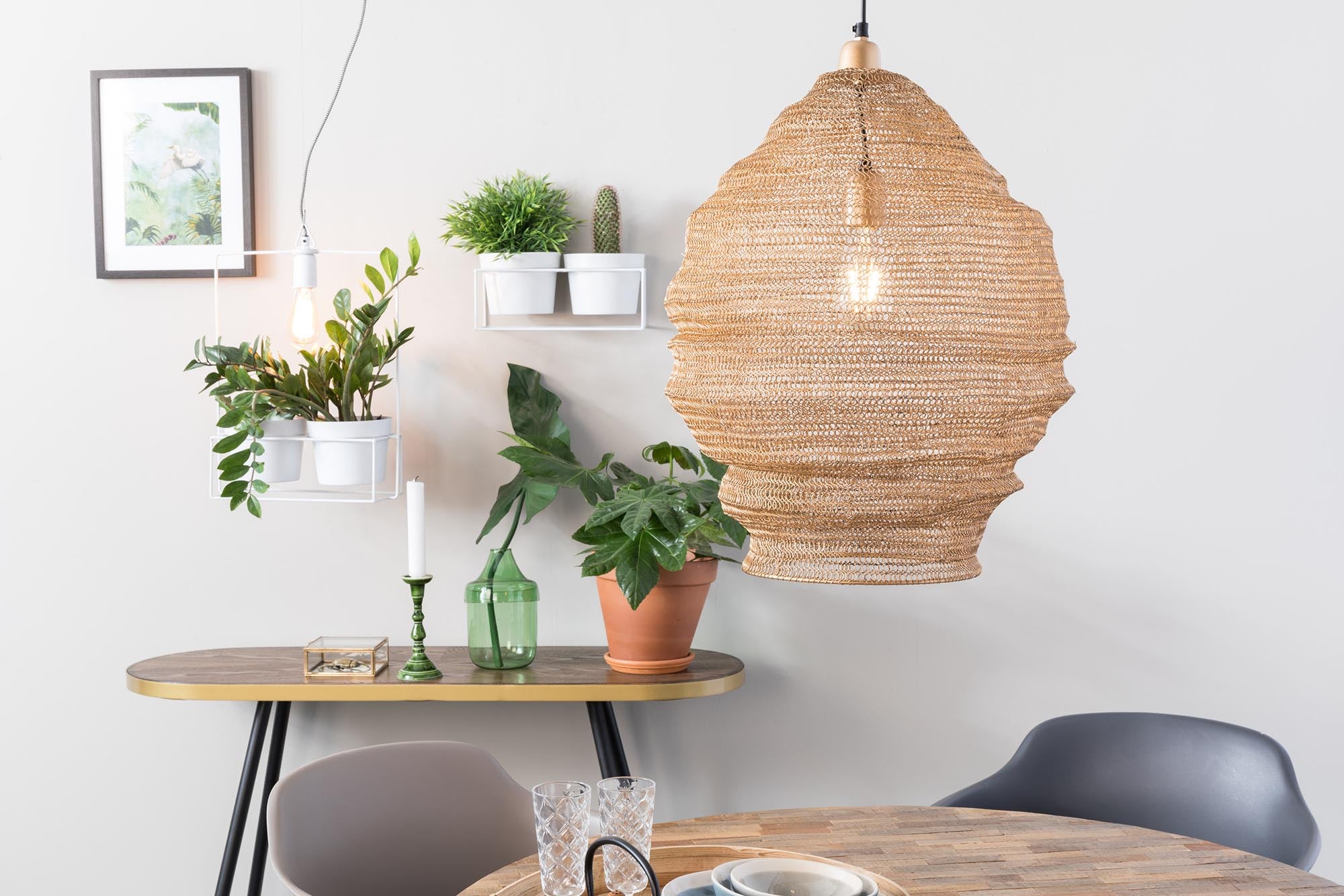 Die Pendelleuchte Lena von White Label Living vereint modernes Design und stilvolle Eleganz, ideal für gemütliche Wohnambiente.