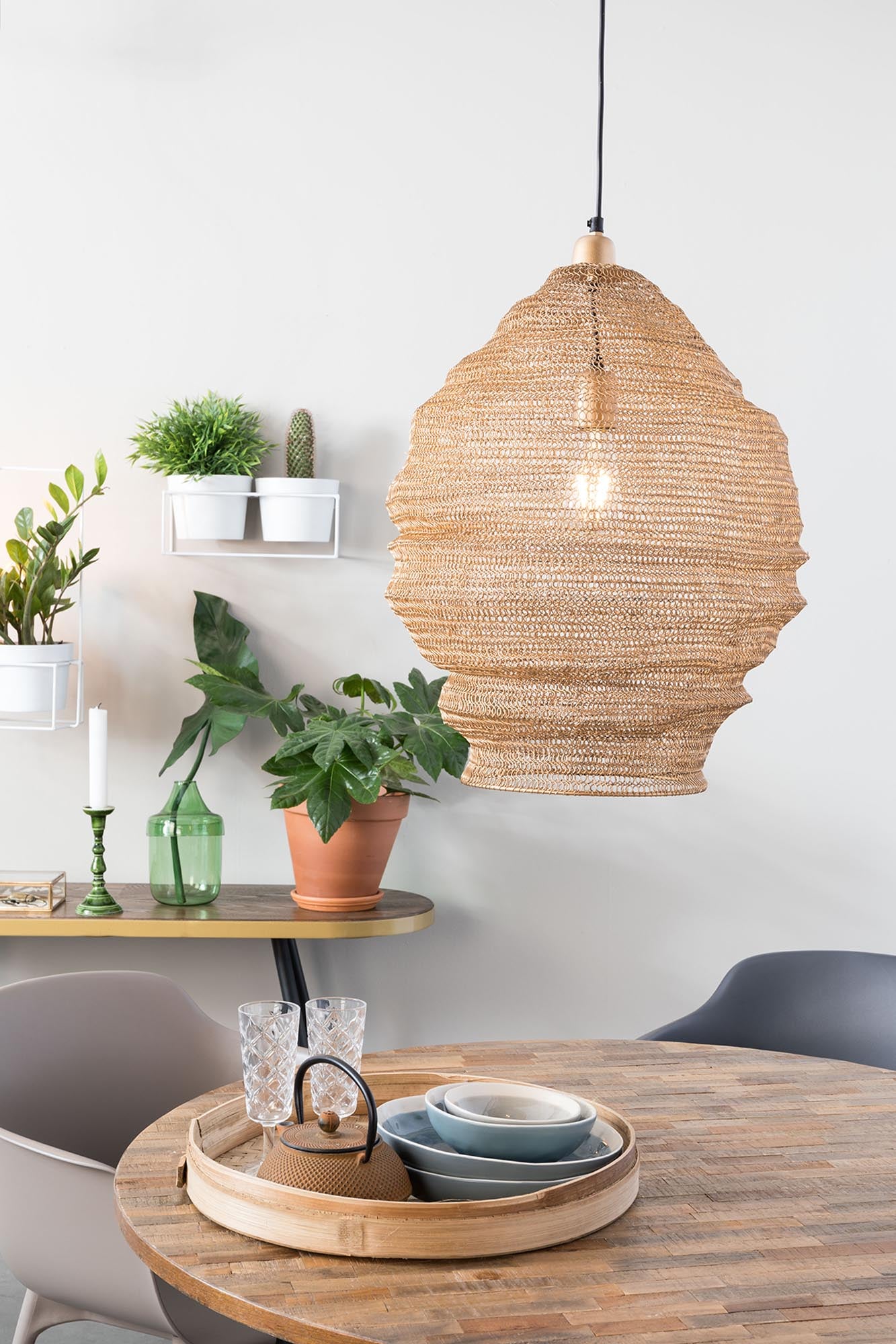 Die Pendelleuchte Lena von White Label Living vereint modernes Design und stilvolle Eleganz, ideal für gemütliche Wohnambiente.