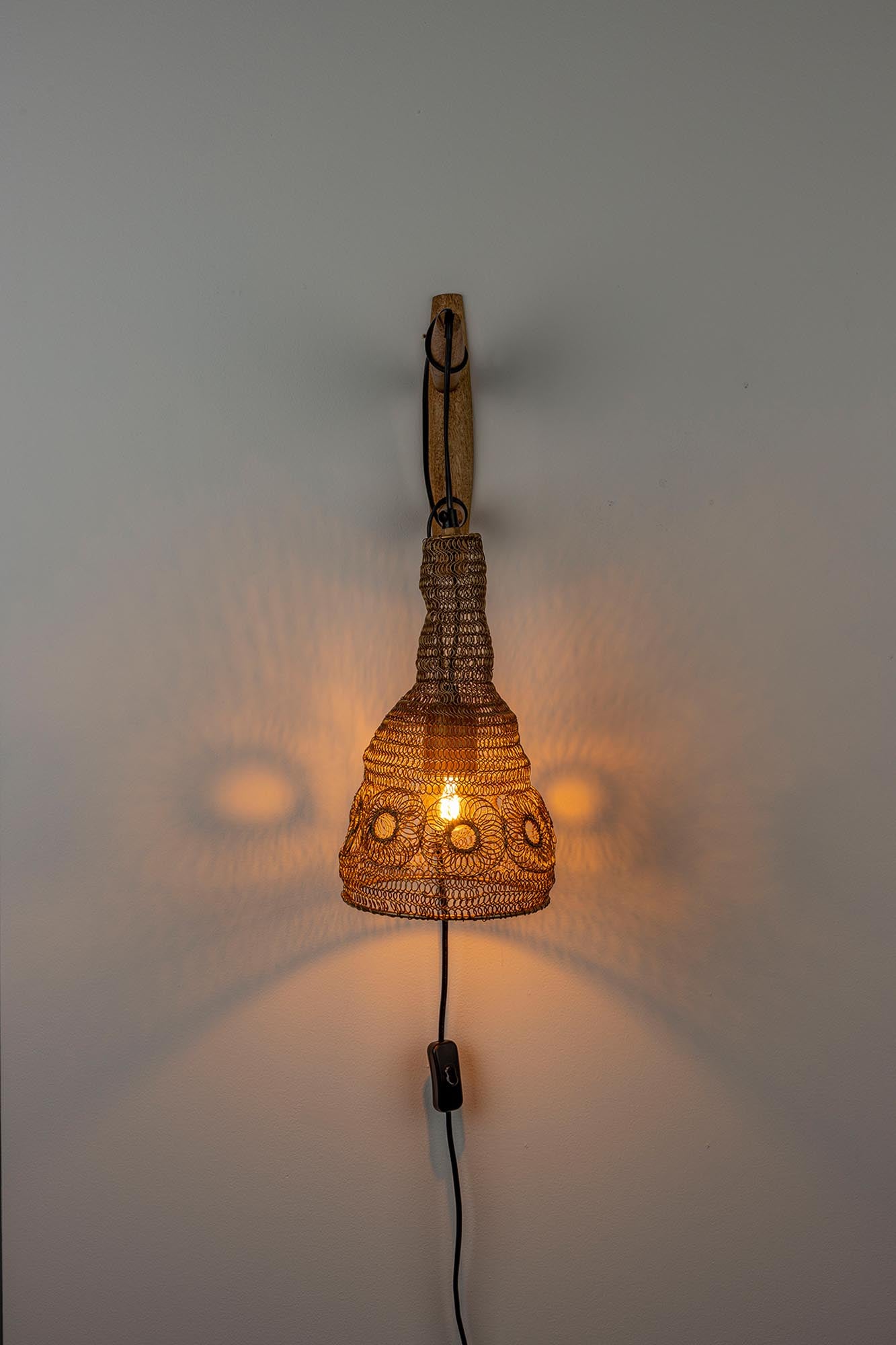 Entdecken Sie die elegante ALEN Wandleuchte von White Label Living – ein modernes Lichtdesign, das jedem Raum einen Hauch von Stil verleiht.