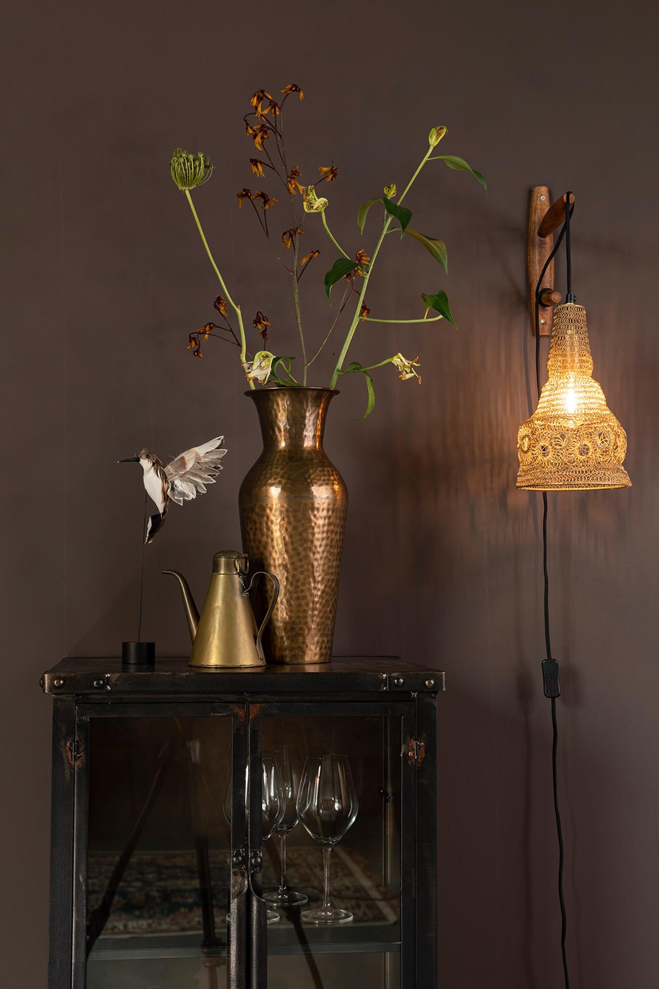 Die ALEN Wandleuchte von White Label Living vereint modernes Design mit Funktionalität und setzt stilvolle Akzente in jedem Raum.