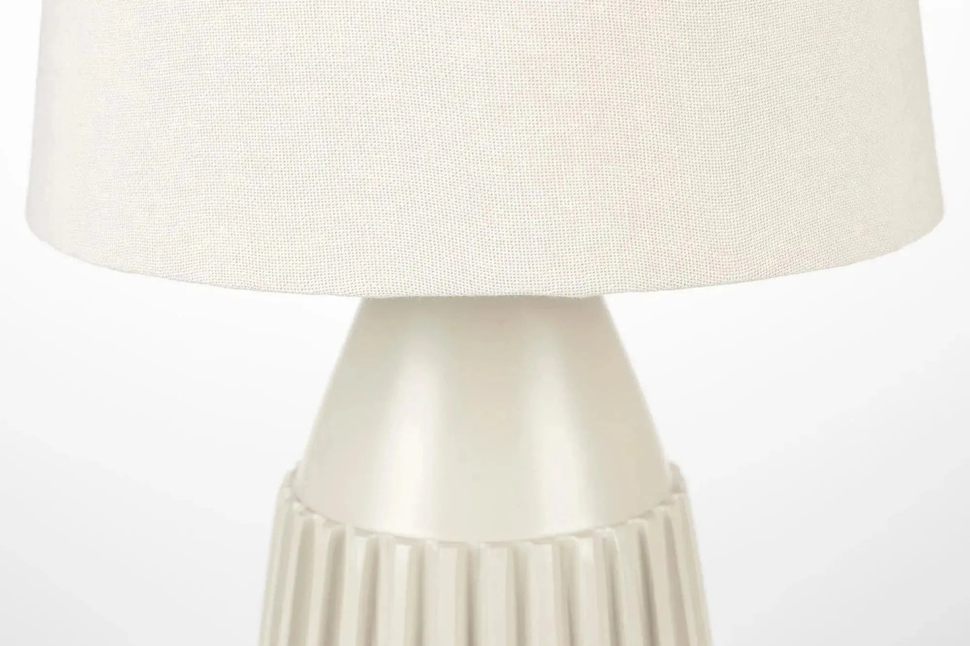 Stilvolle Tischlampe AYSA von White Label Living für modernes Ambiente.