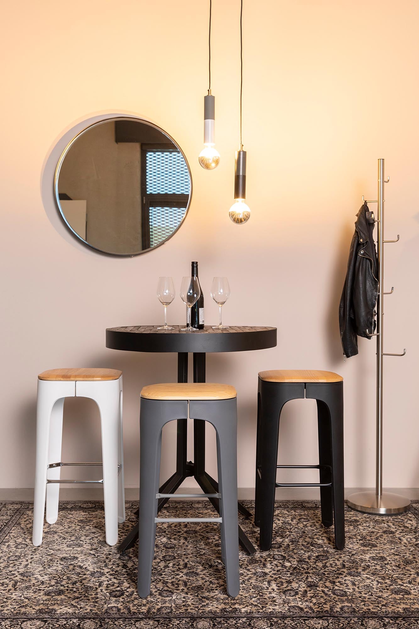 Stylischer HOOKED Kleiderständer von White Label Living – ideal für eine moderne und aufgeräumte Garderobe in jedem Raum.