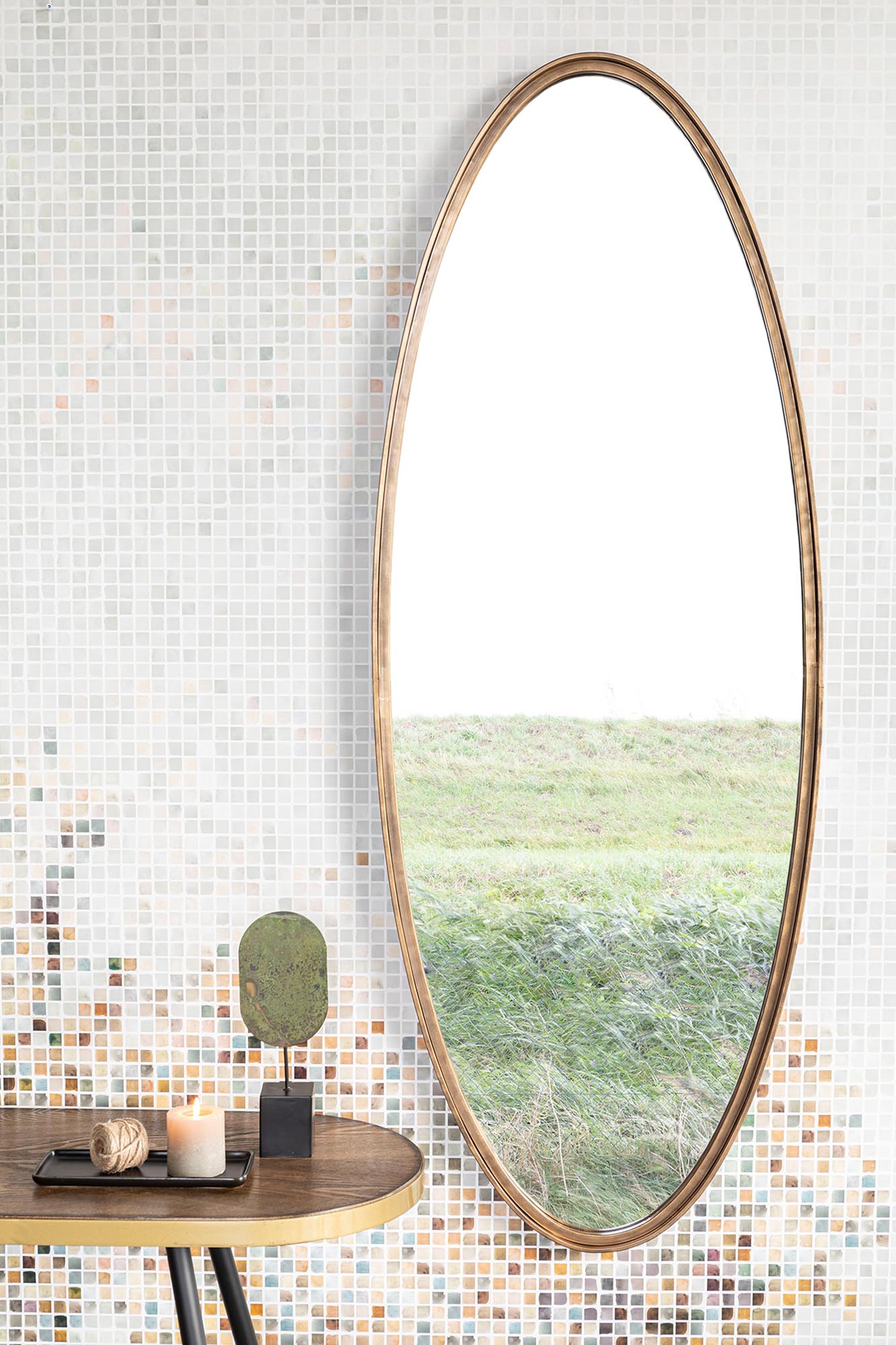 Entdecken Sie den ovalen MATZ Spiegel von White Label Living – ein stilvolles Accessoire für Ihr Zuhause, das Eleganz und Funktionalität vereint.