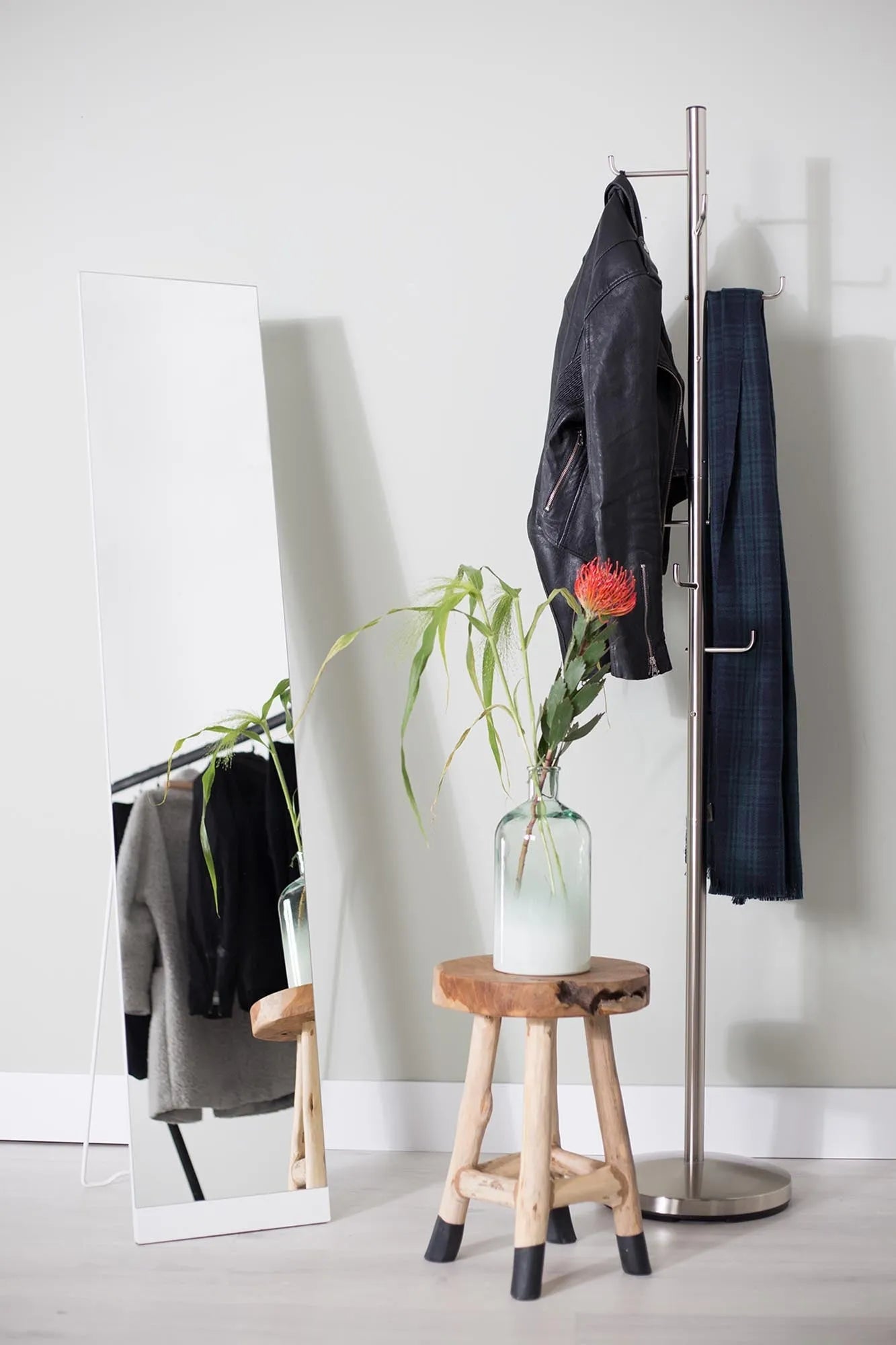 Moderner Standspiegel von White Label Living für jedes Interieur.