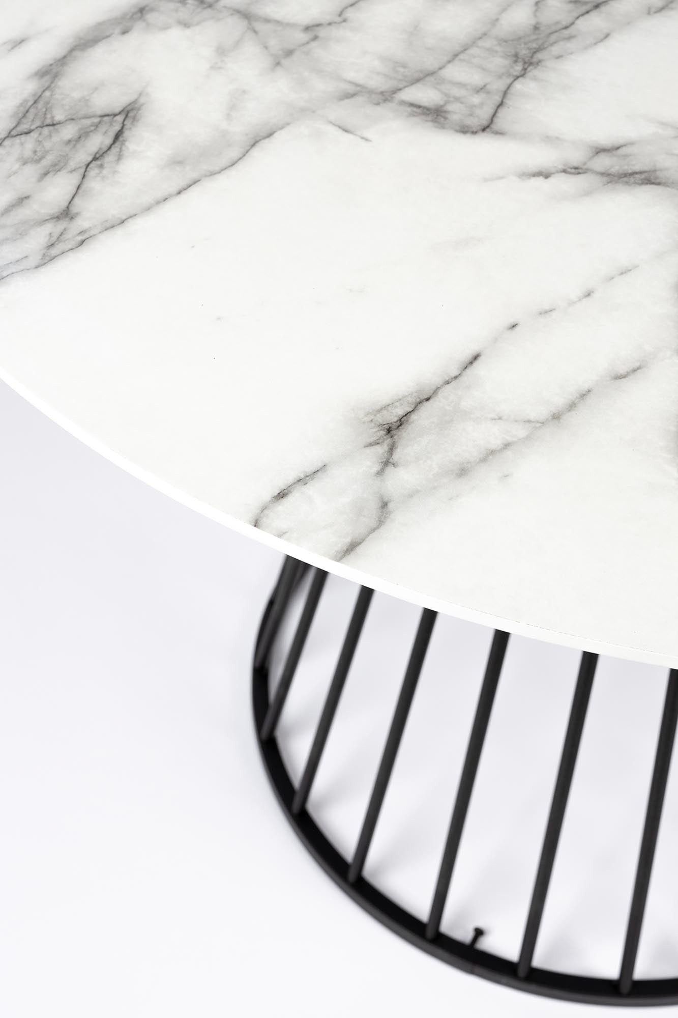 Entdecken Sie den eleganten Tisch FLORIS von White Label Living – ein zeitgemäßes Möbelstück, das Funktionalität und Ästhetik vereint.