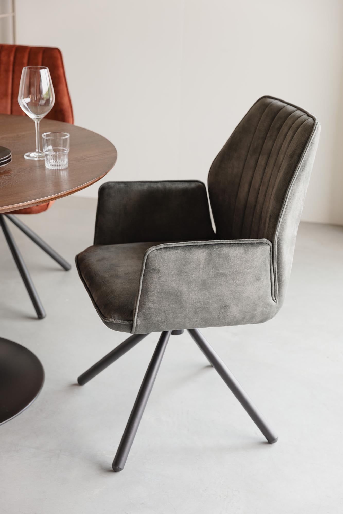 Eleganter Armlehnstuhl Jamie von White Label Living: Modernes Design, langlebige Materialien und optimaler Komfort für Ihr Wohn- oder Esszimmer.