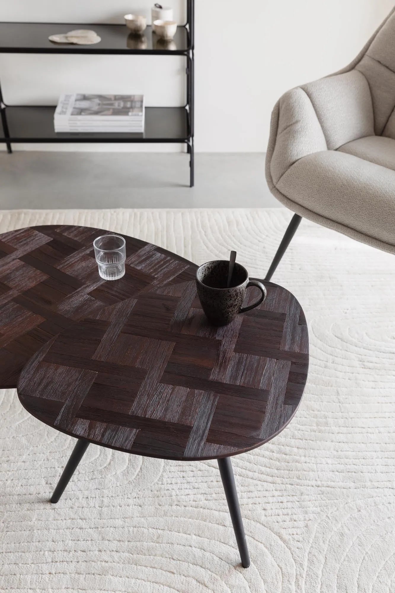 Eleganter Coffee Tisch Pion: Stilvolles Set aus Holz und Metall.