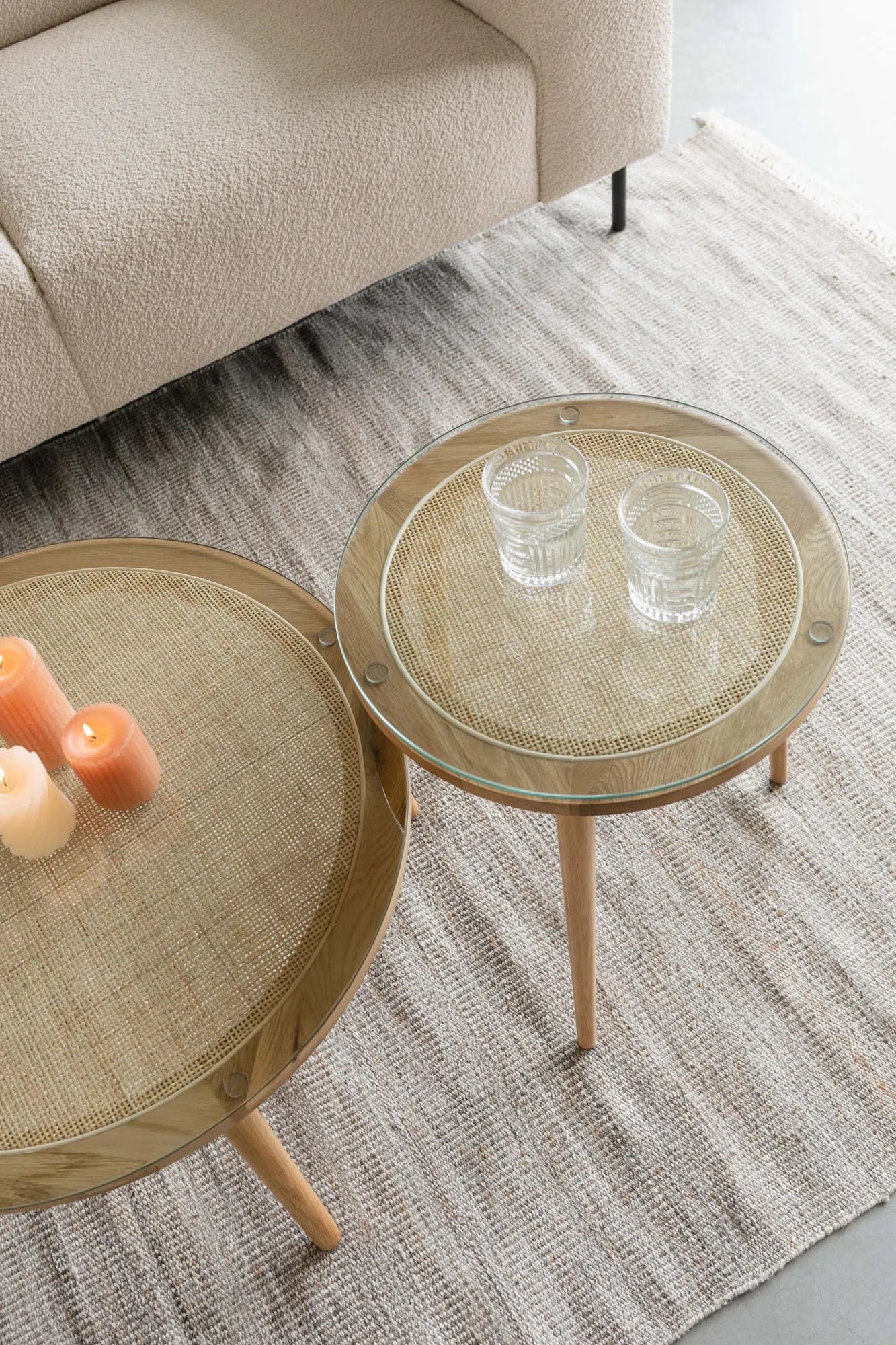 Stilvoller Haru Tisch: Eiche, Rattan & Glas für modernes Wohnen.