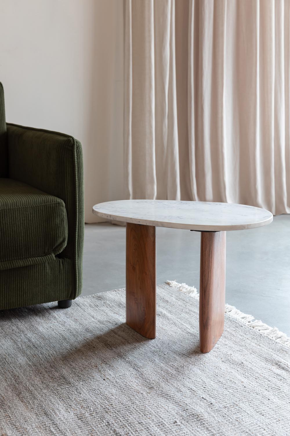 Eleganter Beistelltisch von White Label Living mit einzigartiger Marmorplatte. Ideal für jeden Raum, vereint Funktionalität und Stil.