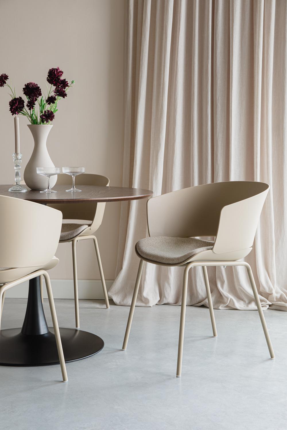 Moderner Armlehnstuhl Jessica in Beige von White Label Living. Ideal für Esszimmer und Wohnzimmer, vereint Stil und Komfort.