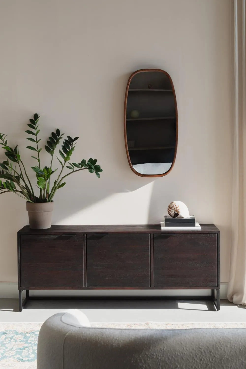 Modernes Sideboard Webster: Funktionalität trifft auf stilvolles Design.