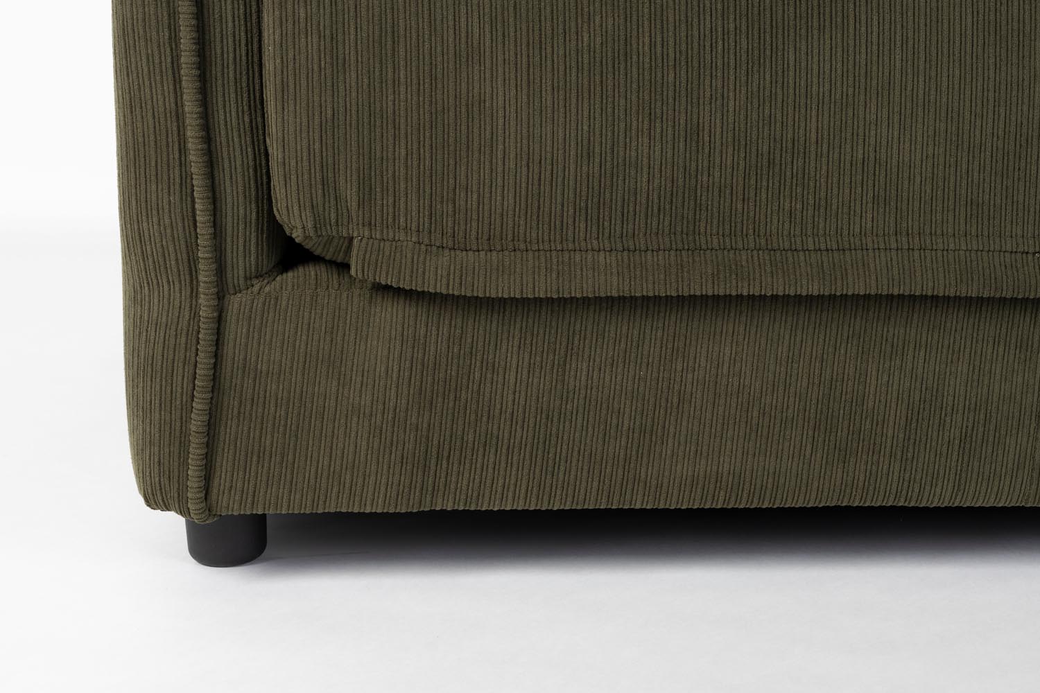 Jopie Loveseat Schlafsofa Grün in Green präsentiert im Onlineshop von KAQTU Design AG. Sessel mit Armlehnen ist von White Label Living