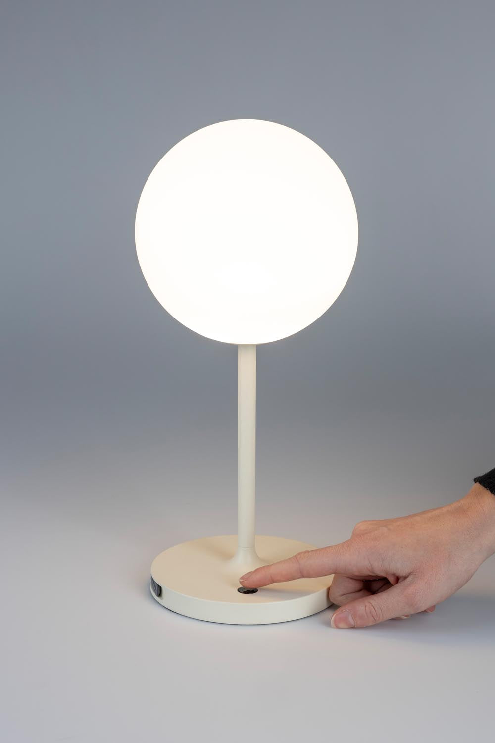 Tischlampe Hub Beige in Beige präsentiert im Onlineshop von KAQTU Design AG. Tischleuchte ist von White Label Living