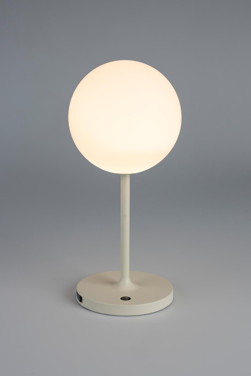 Tischlampe Hub Beige in Beige präsentiert im Onlineshop von KAQTU Design AG. Tischleuchte ist von White Label Living