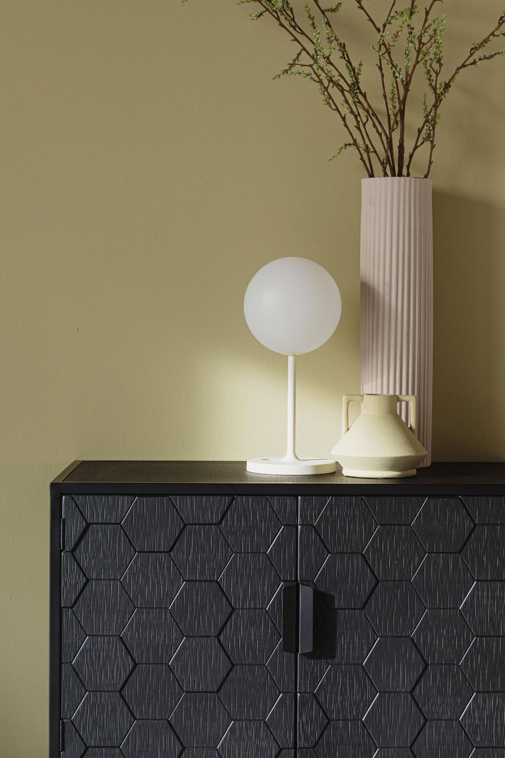 Elegante Tischlampe Hub Beige von White Label Living – ideal für Wohnzimmer und Büro, sorgt für warmes Licht und einladende Atmosphäre.