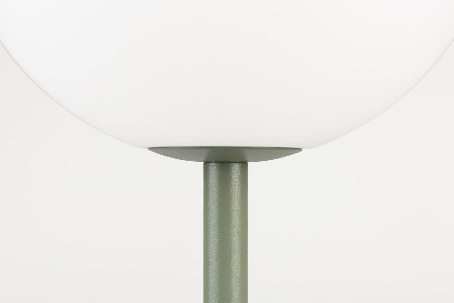 Tischlampe Hub Grün in Green präsentiert im Onlineshop von KAQTU Design AG. Tischleuchte ist von White Label Living