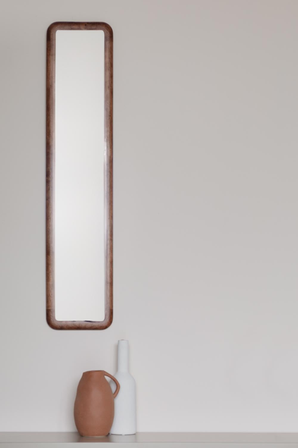 Eleganter Nyko Spiegel M mit modernem Holzrahmen von White Label.