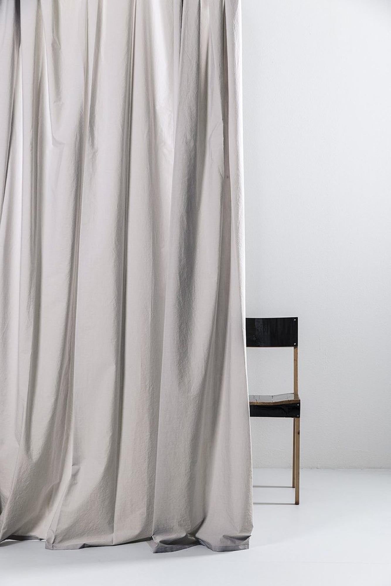 Eleganter Baumwollvorhang in Weiss/Sand von ZigZagZurich, gefertigt aus feinstem ägyptischen Garn. Ideal für stilvolle Fensterdekoration.