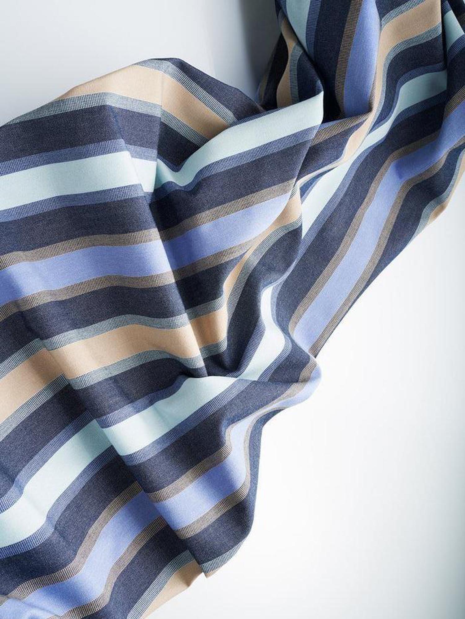 Marineblauer Outdoor-Vorhang von ZigZagZurich für moderne Terrassen.