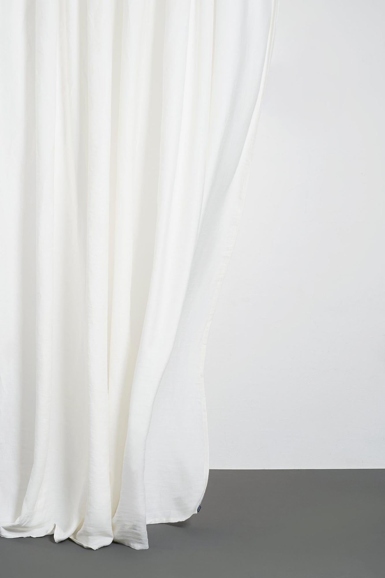 Eleganter Two Tone Vorhang in Stonewashed Weiss von ZigZagZurich – perfekter Akzent für jedes moderne Zuhause.