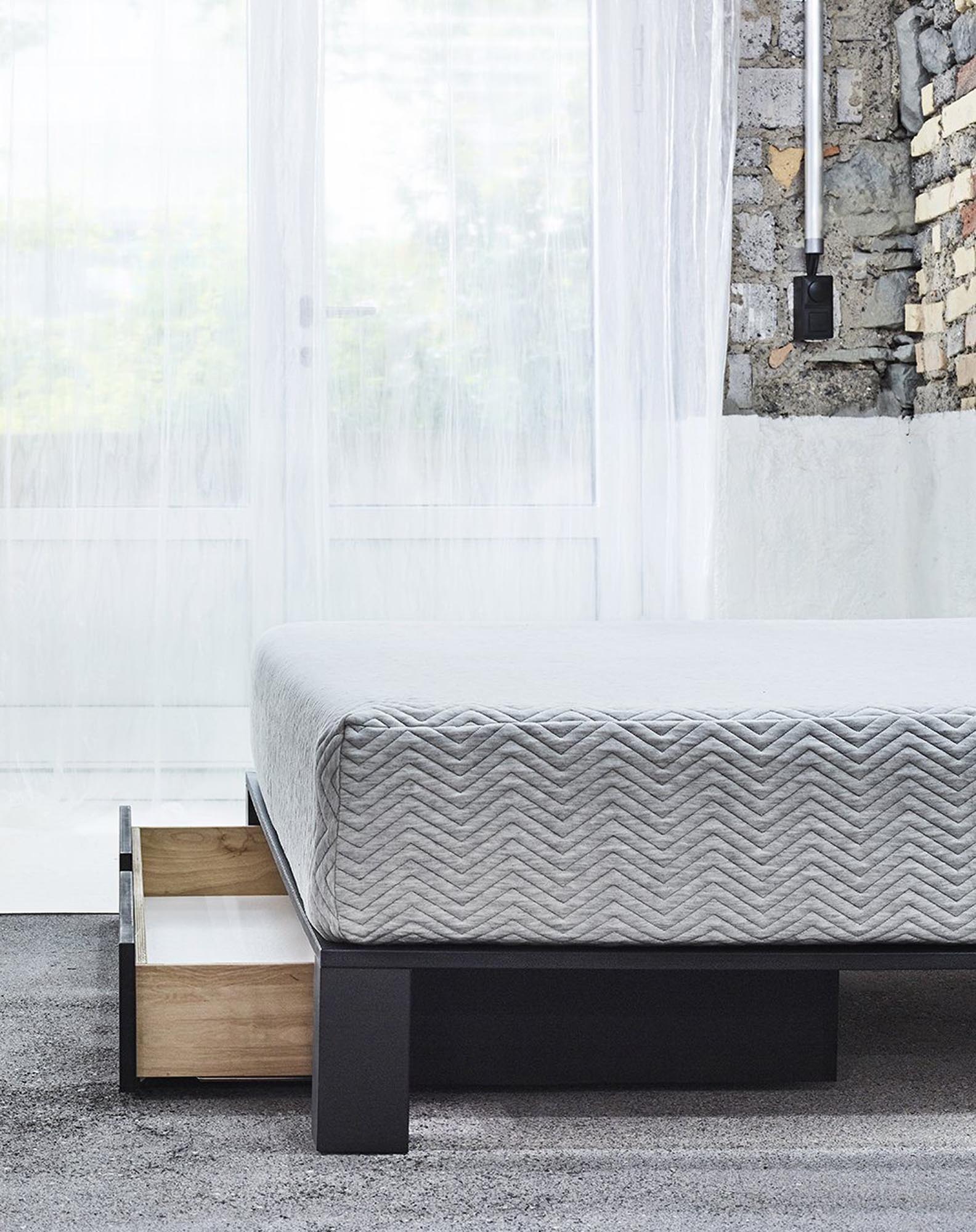 Erleben Sie mit der ZigZagZurich Smart Foam Sleep Matratze handgefertigten Schlafkomfort, der ergonomisch und druckausgleichend für erholsame Nächte sorgt.