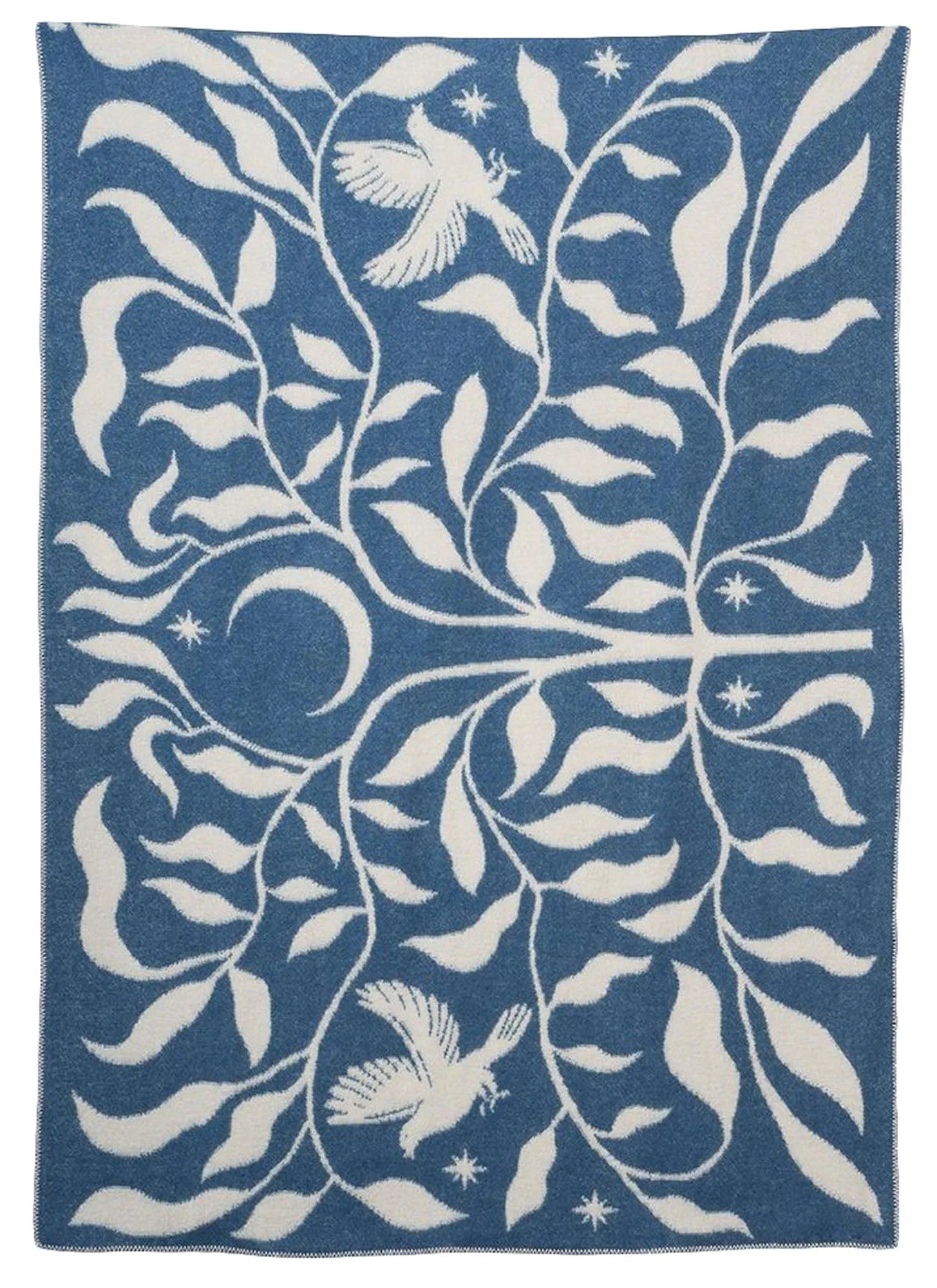 Dionysus Two Wolldecke in Blau / Weiss präsentiert im Onlineshop von KAQTU Design AG. Wolldecke ist von ZigZagZurich