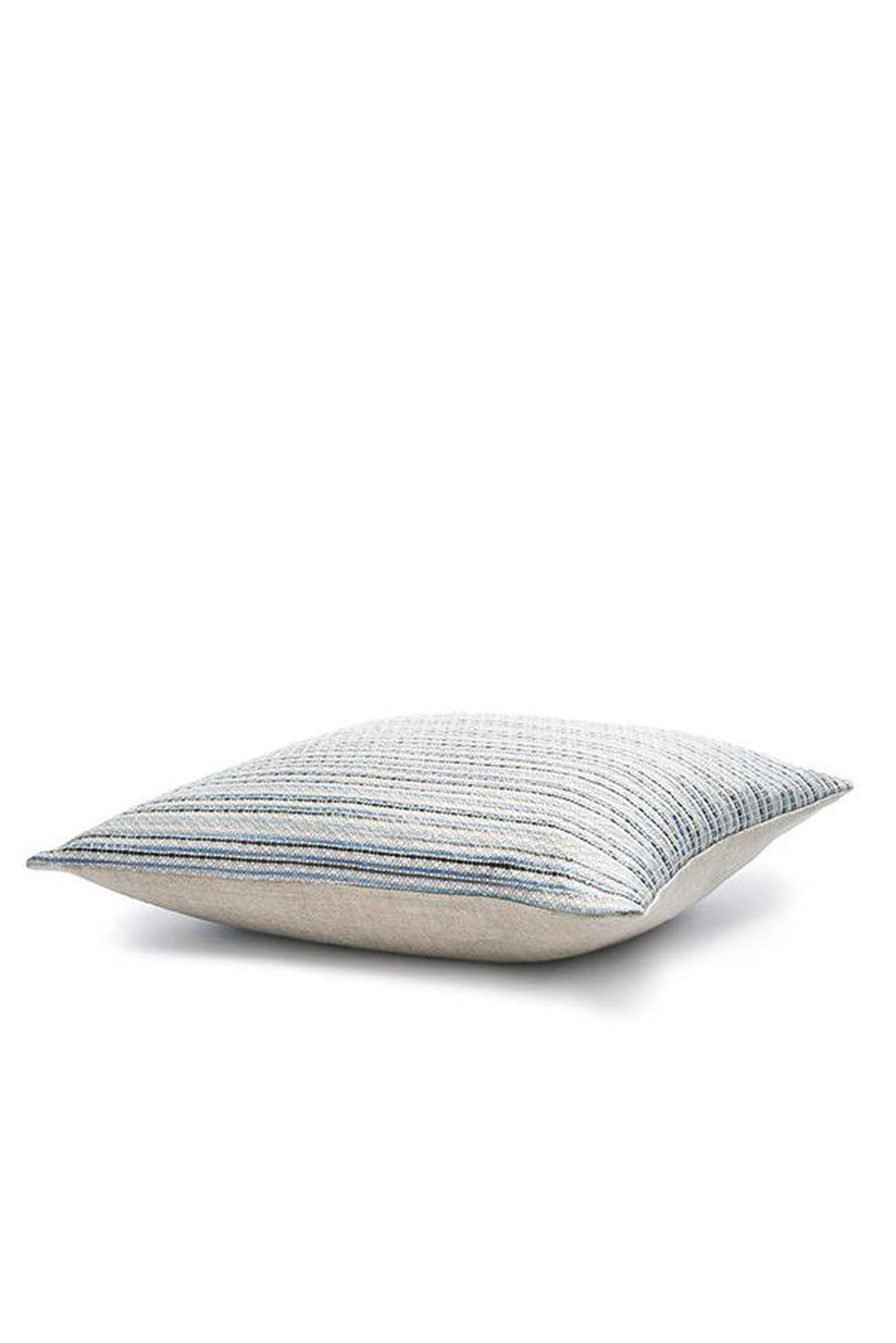 Bringen Sie mit dem Kissenbezug Ipanema Raffia von ZigZagZurich mediterranen Charme in Ihr Zuhause. Ideal für jeden Raum!