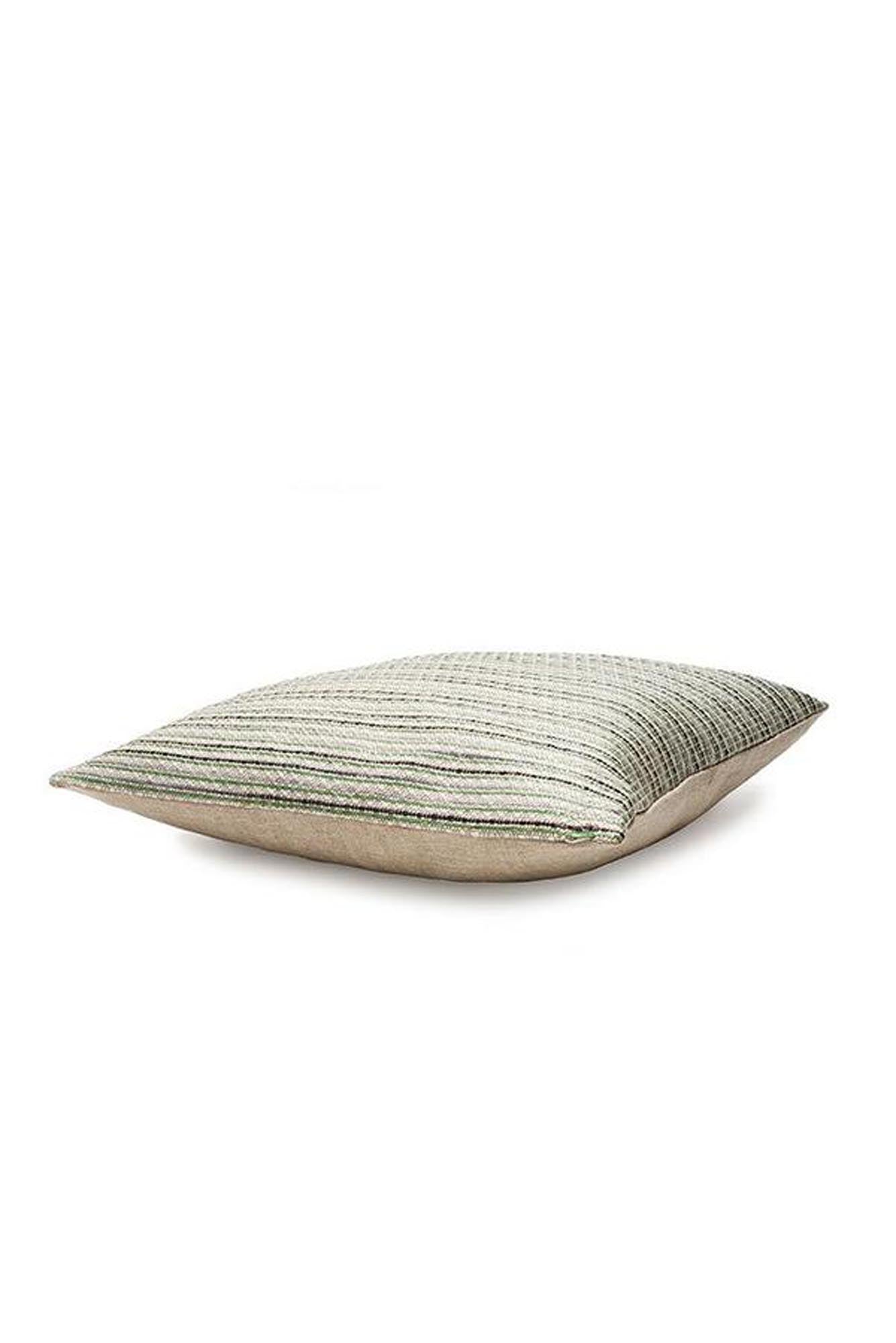 Verleihen Sie Ihrem Wohnraum mit dem Ipanema Raffia Kissenbezug von ZigZagZurich einen Hauch von Urlaubsflair und stilvollem Design.