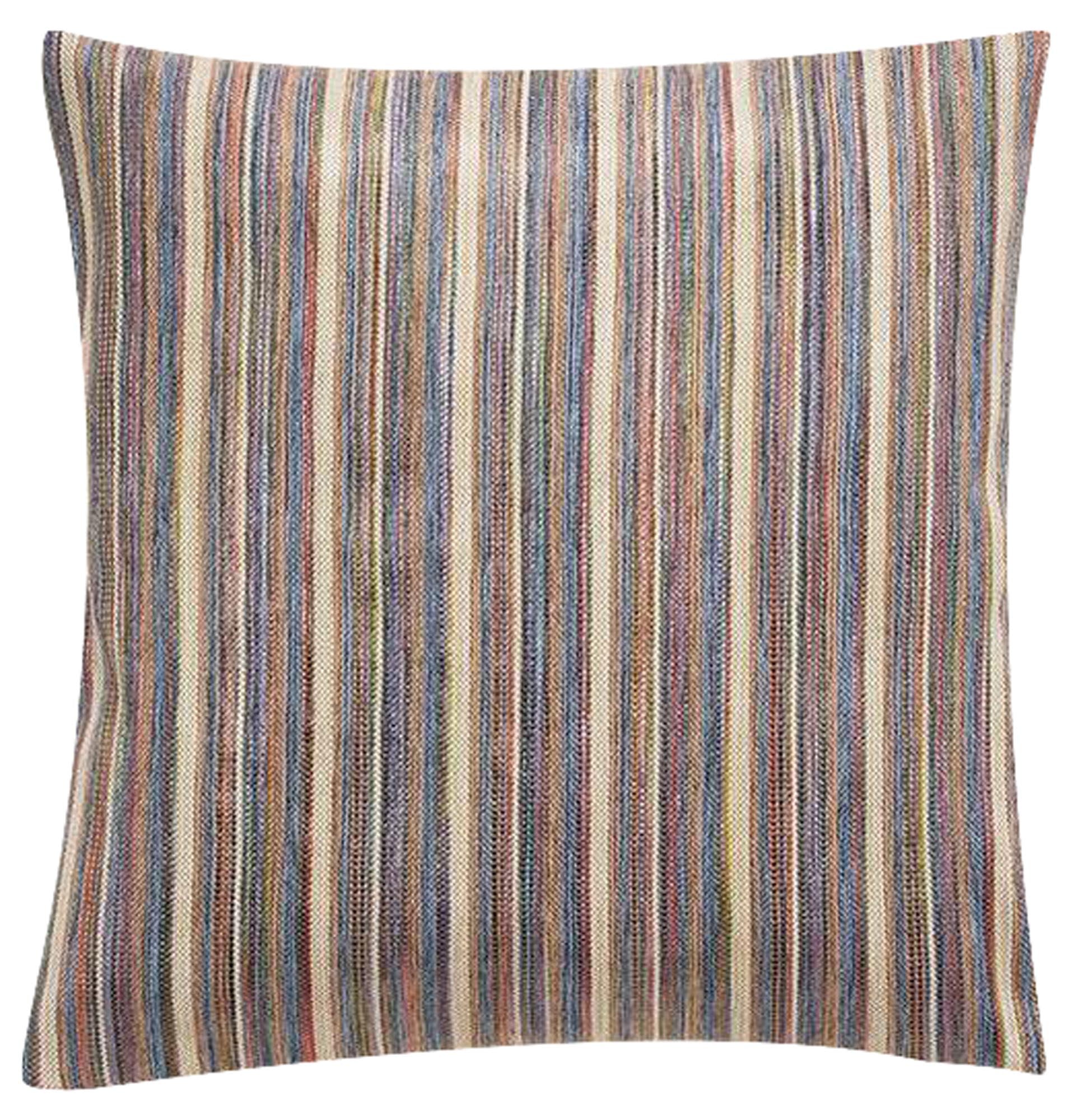 Verleihen Sie Ihrem Wohnraum mit dem Kissenbezug Waikiki Raffia Ocean von ZigZagZurich einen Hauch von Sommer und mediterranem Stil. Robuste Materialien und fröhliche Farben schaffen eine einladende Atmosphäre.