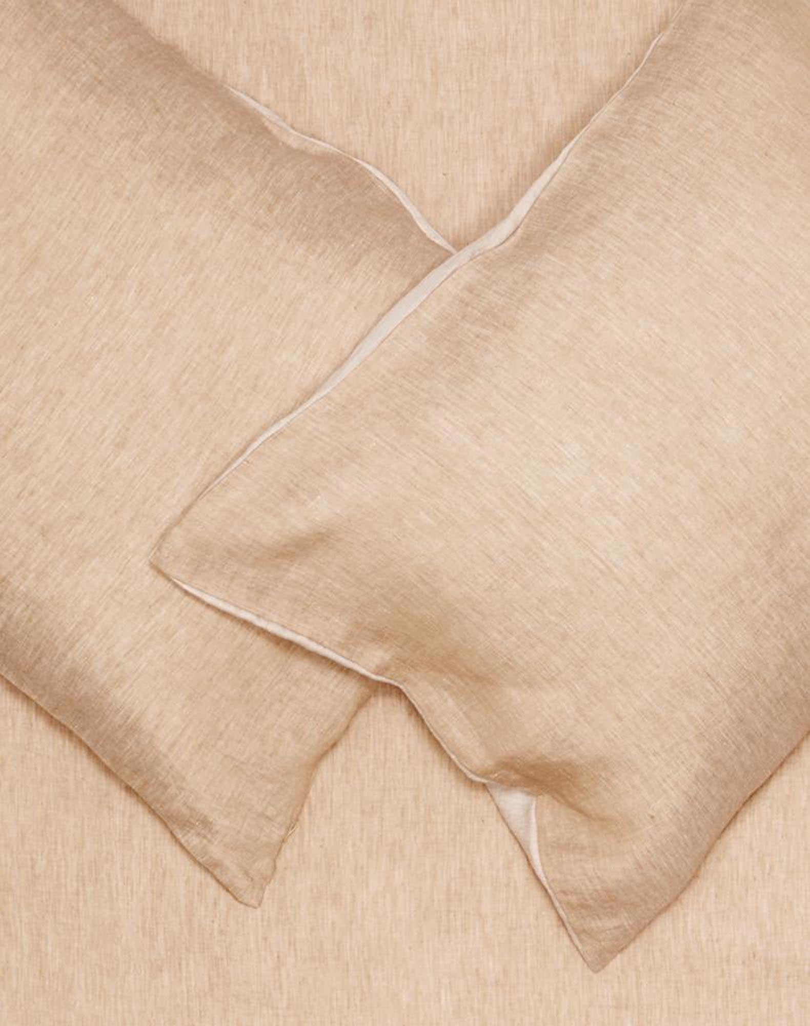 Eleganter Kissenbezug im modernen Two-Tone Look, sanft stonewashed für einen stilvollen Akzent in jedem Raum.