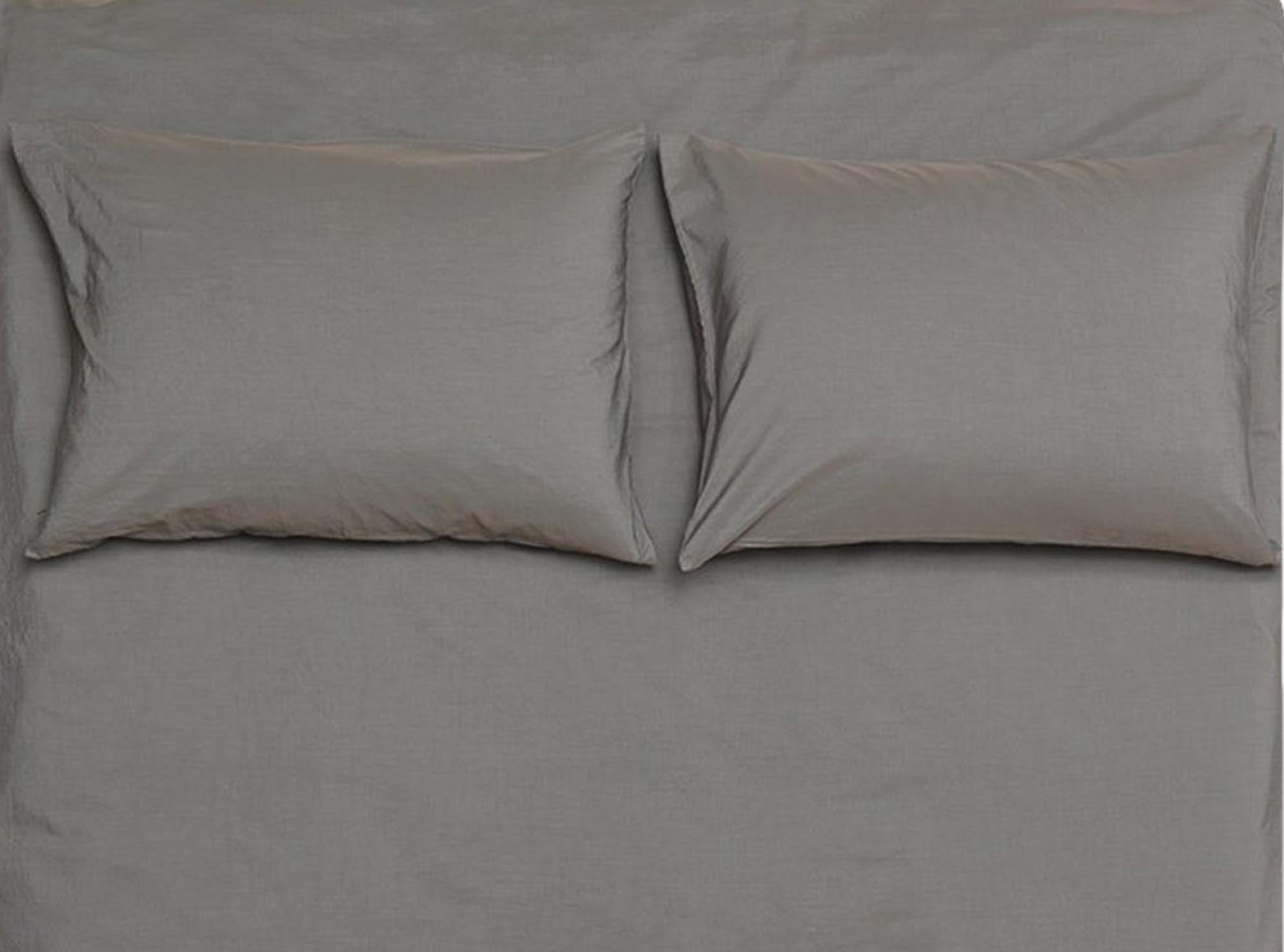 Luxuriöser Kissenbezug Taupe von ZigZagZurich in edler Baumwolle.
