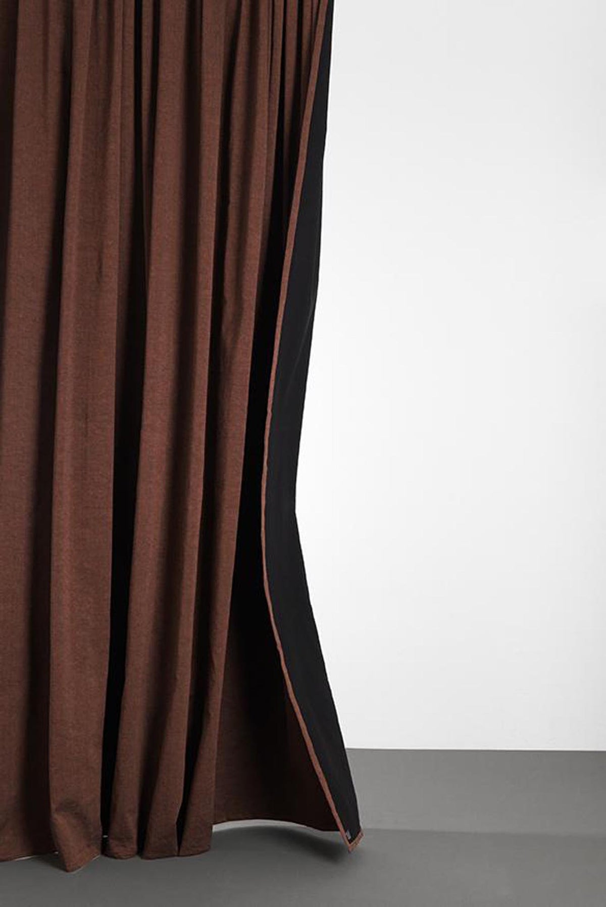 Baumwollvorhang Belize in Kupferrot / Schwarz präsentiert im Onlineshop von KAQTU Design AG. Vorhang ist von ZigZagZurich