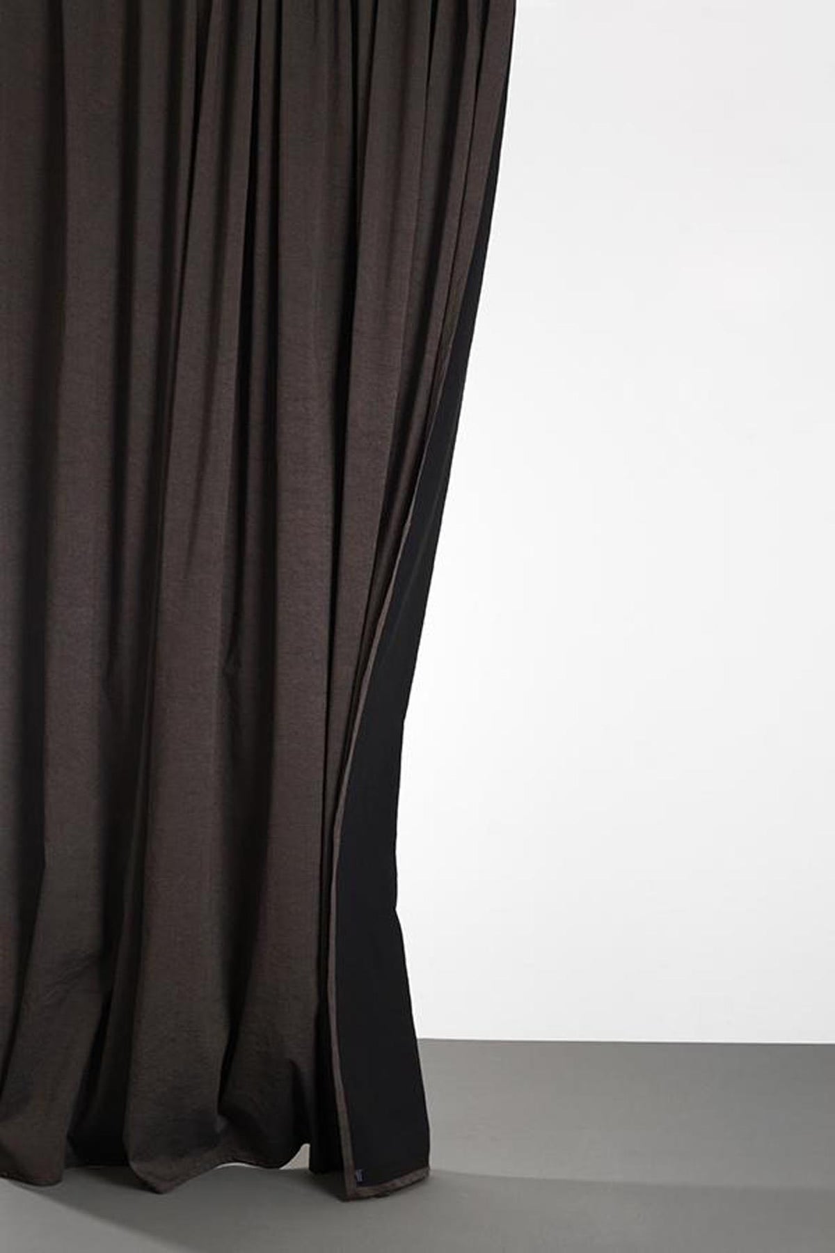 Baumwollvorhang Belize in Schwarz / Maronbraun präsentiert im Onlineshop von KAQTU Design AG. Vorhang ist von ZigZagZurich