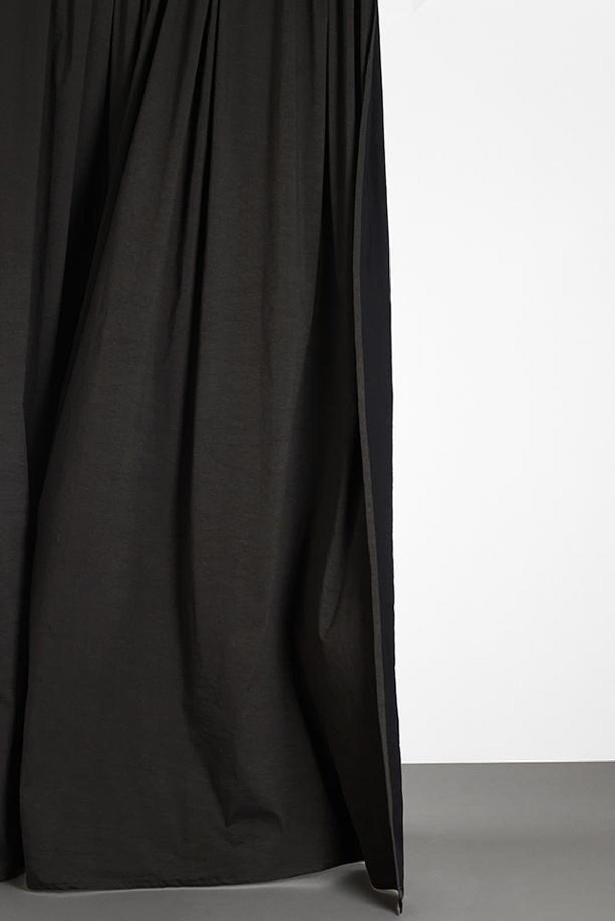 Baumwollvorhang Belize in Petrol / Schwarz präsentiert im Onlineshop von KAQTU Design AG. Vorhang ist von ZigZagZurich