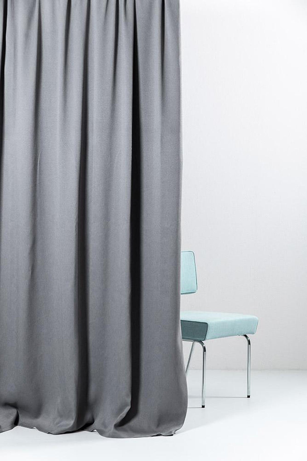 Vorhang Blackout in Anthrazit präsentiert im Onlineshop von KAQTU Design AG. Vorhang ist von ZigZagZurich