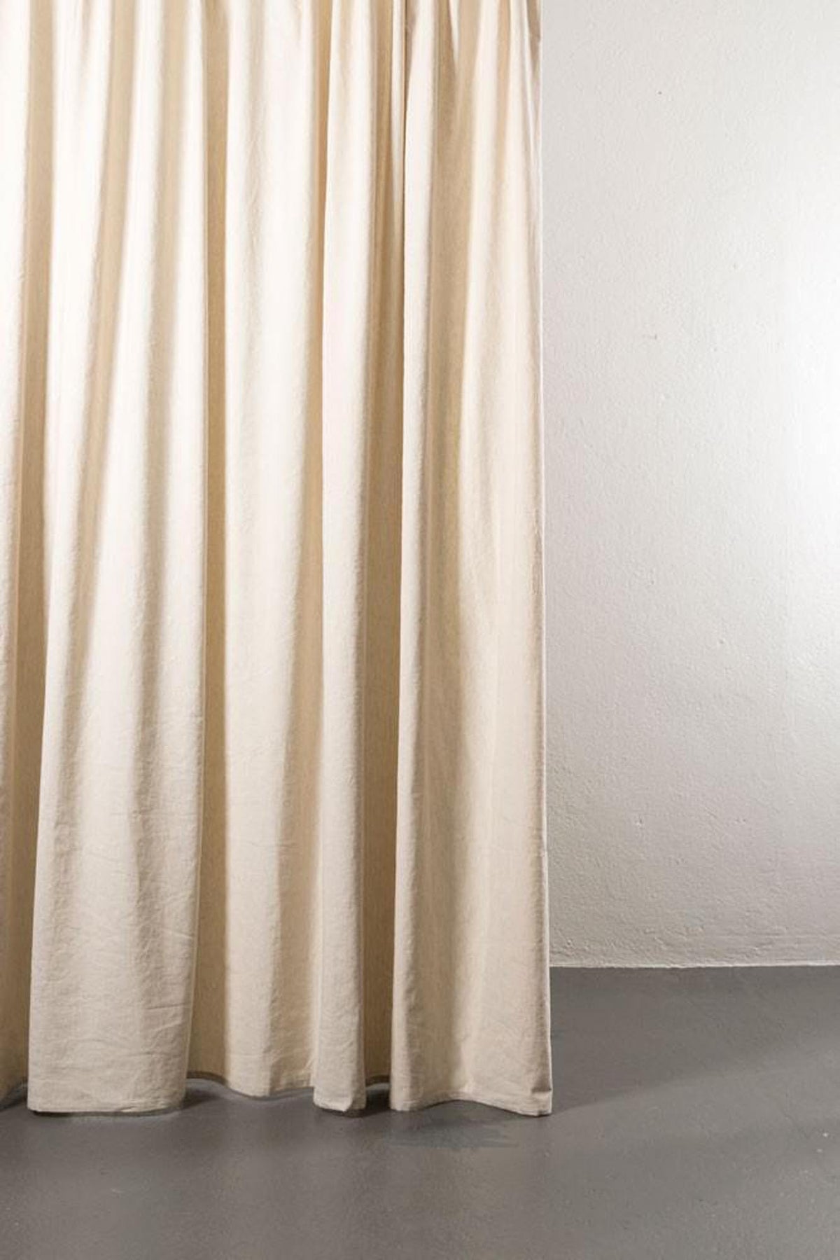 Baumwollvorhang Belize in Creme präsentiert im Onlineshop von KAQTU Design AG. Vorhang ist von ZigZagZurich