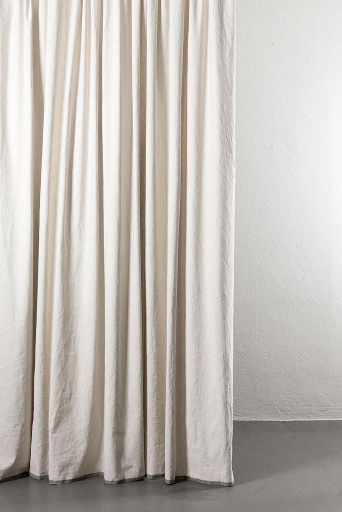 Baumwollvorhang Belize in Sand / Steingrau präsentiert im Onlineshop von KAQTU Design AG. Vorhang ist von ZigZagZurich