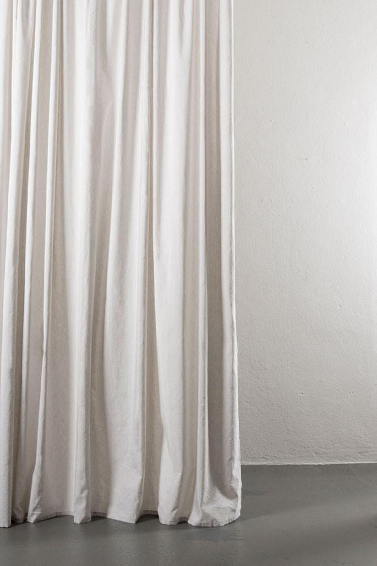 Baumwoll & Leinenvorhang Azura in Hellgrau präsentiert im Onlineshop von KAQTU Design AG. Vorhang ist von ZigZagZurich