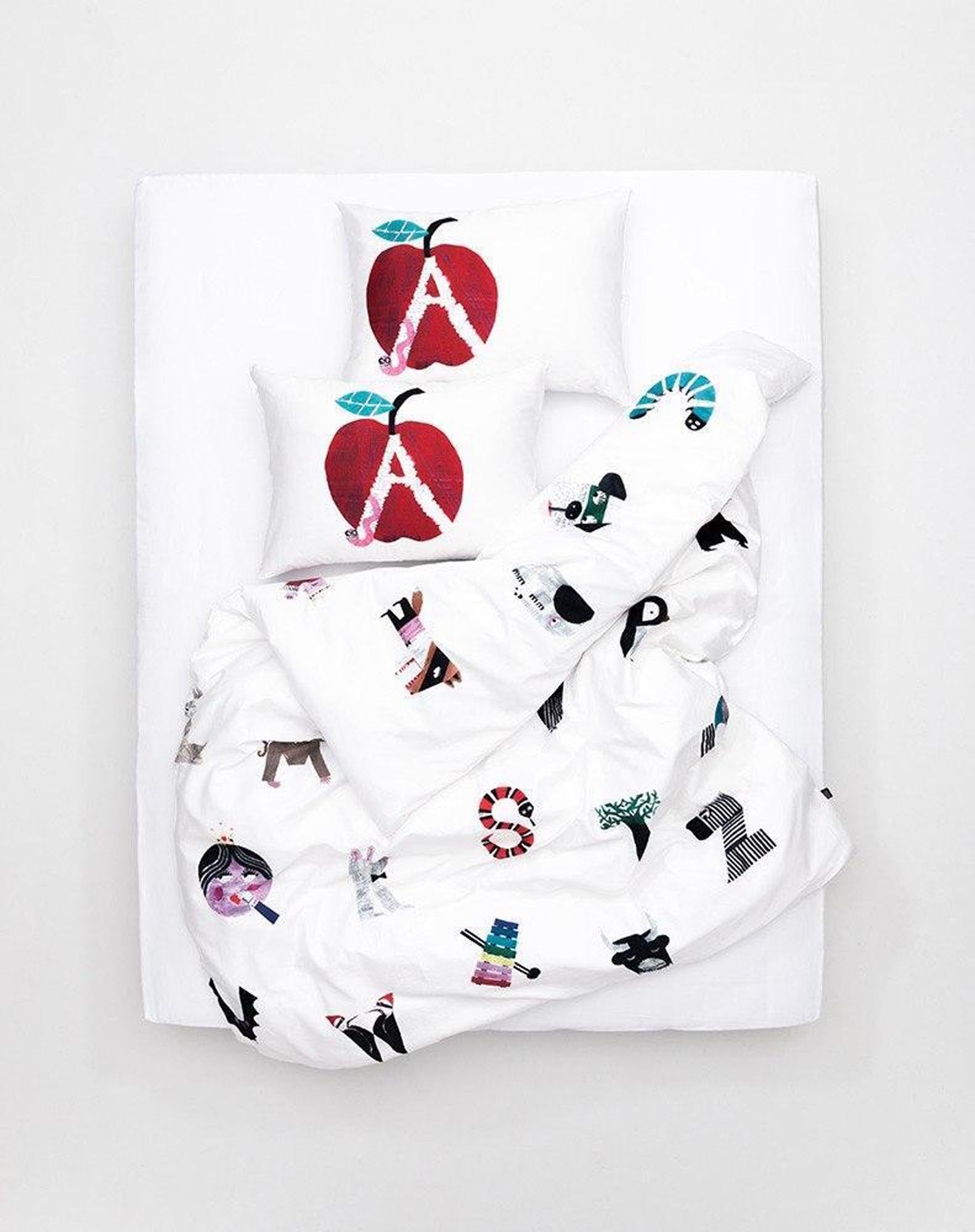 Farbenfrohe Alphabet City Bettwäsche von ZigZagZurich für Kinder.