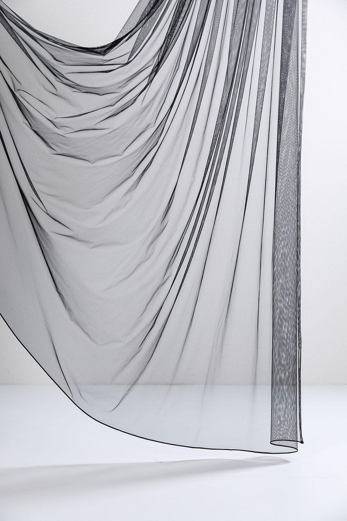 Vorhang Tüll in Grauschwarz präsentiert im Onlineshop von KAQTU Design AG. Vorhang ist von ZigZagZurich